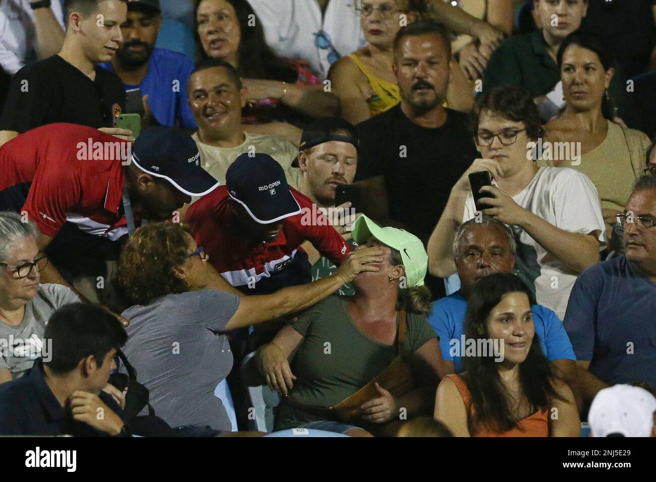 21st février 2023; Jockey Club Brasileiro, Rio, Brésil: ATP 500 Rio Open, jour 2; les fans se mécontent de l'appel de nom pendant le match entre Carlos Alcaraz (ESP) et Mateus Alves (BRA). Banque D'Images