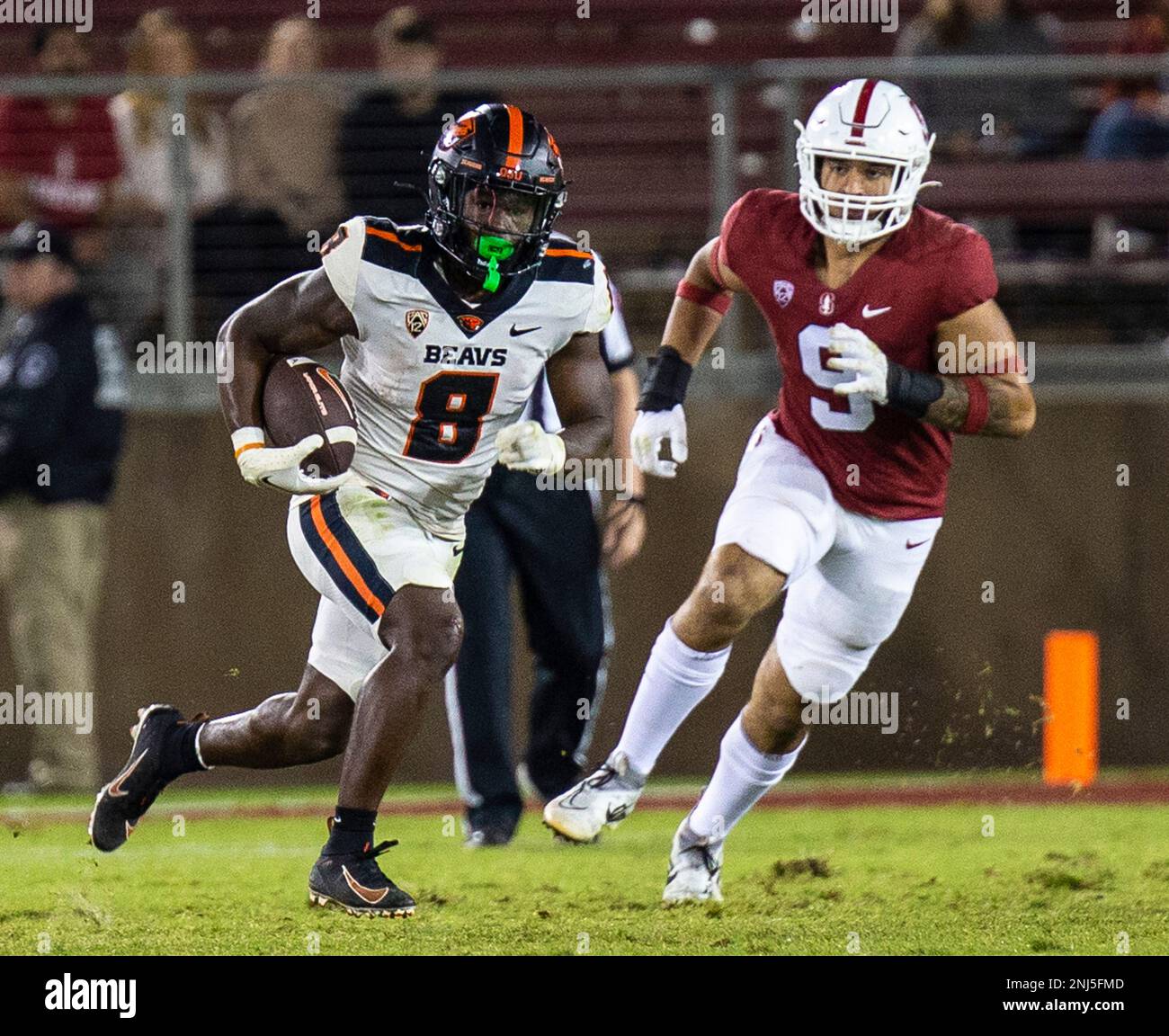 October 08 2022 Palo Alto, CA USA Oregon State running back Jam Griffin (8) run for a first down during the NCAA Football game between Oregon State Beavers and the Stanford Cardinal. Oregon State beat Stanford 28-27at Stanford Stadium Palo Alto, CA Thurman James / CSM (Credit Image: © Thurman James/CSM via ZUMA Press Wire) (Cal Sport Media via AP Images) Banque D'Images