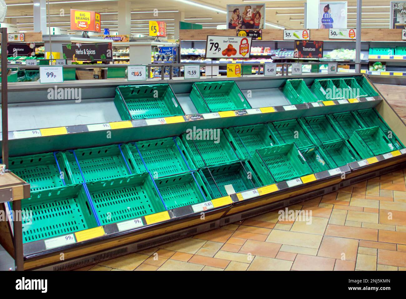 Glasgow, Écosse, Royaume-Uni 22nd février 2023. Morrisons manque de tomates n'a pas vu un fruit ion les étagères. Les étagères les plus vides que j'ai jamais vu crédit Gerard Ferry/Alay Live News Banque D'Images