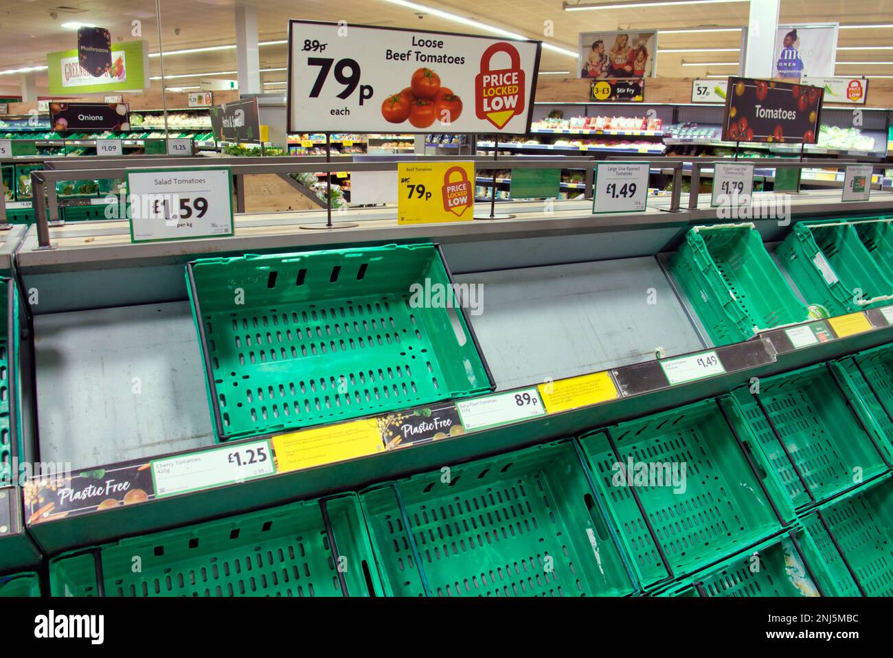 Glasgow, Écosse, Royaume-Uni 22nd février 2023. Morrisons manque de tomates n'a pas vu un fruit ion les étagères. Les étagères les plus vides que j'ai jamais vu crédit Gerard Ferry/Alay Live News Banque D'Images