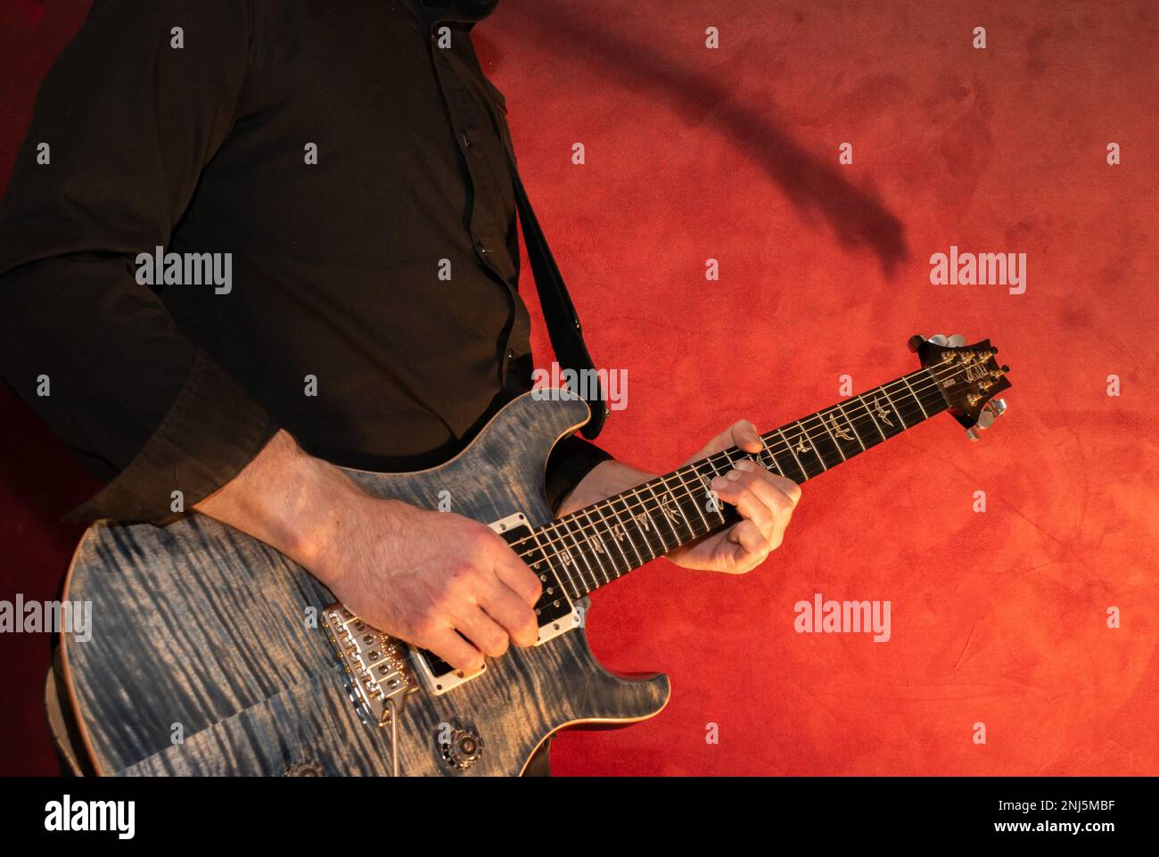 Vaduz, Liechtenstein, 13 janvier 2023 le musicien joue avec une guitare électrique PRS Custom 24 en bleu Banque D'Images