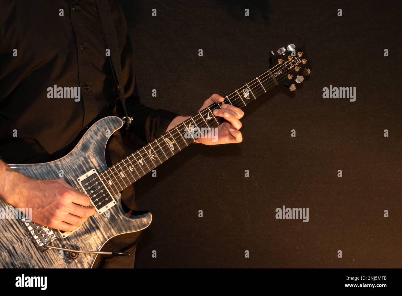 Vaduz, Liechtenstein, 13 janvier 2023 le musicien joue avec une guitare électrique PRS Custom 24 en bleu Banque D'Images