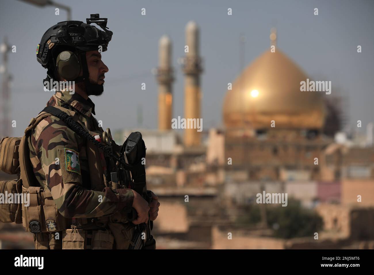 Samarra, Irak. 22nd févr. 2023. Un soldat se tient devant la mosquée Al-Askari, lieu de repos des deux Imams Ali al-Hadi et Hassan al-Askari, pendant le 17th anniversaire du bombardement du sanctuaire par des extrémistes en février 2006. Credit: Ameer Al-Mohammadawi/dpa/Alamy Live News Banque D'Images