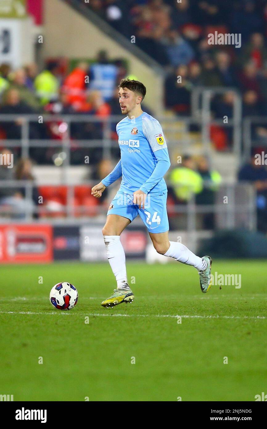 AESSEAL New York Stadium, Rotherham, Angleterre - 21st février 2023 Dan Neil (24) de Sunderland - pendant le match Rotherham v Sunderland, Sky Bet Championship, 2022/23, AESSEAL New York Stadium, Rotherham, Angleterre - 21st février 2023 Credit: Arthur Haigh/WhiteRosePhotos/Alay Live News Banque D'Images