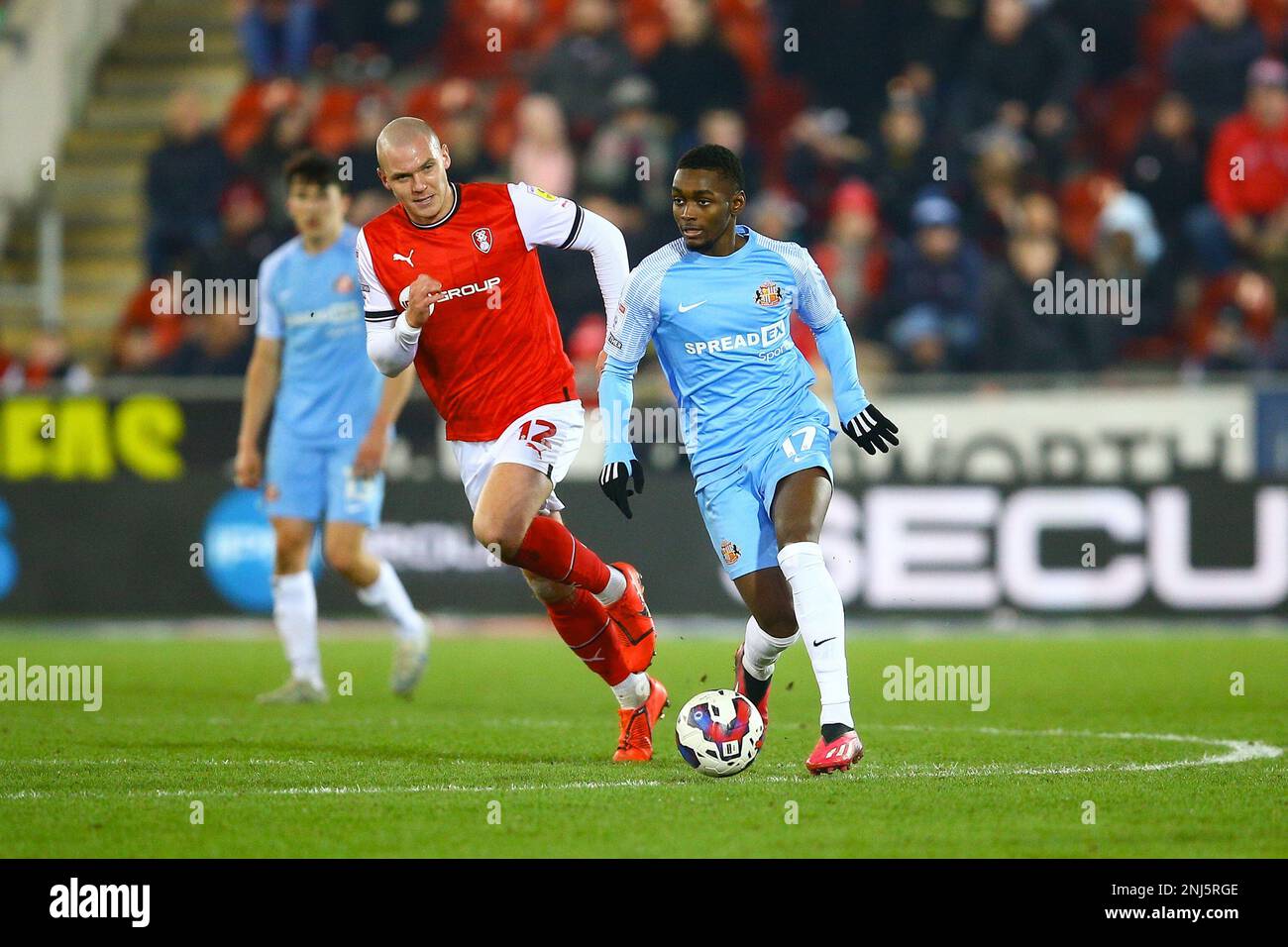 AESSEAL New York Stadium, Rotherham, Angleterre - 21st février 2023 Abdoullah Ba (17) de Sunderland s'éloigne de Georgie Kelly (12) de Rotherham United - pendant le match Rotherham v Sunderland, Sky Bet Championship, 2022/23, AESSEAL New York Stadium, Rotherham, Angleterre - 21st février 2023 Credit: Arthur Haigh/Roseamy Live photos Banque D'Images