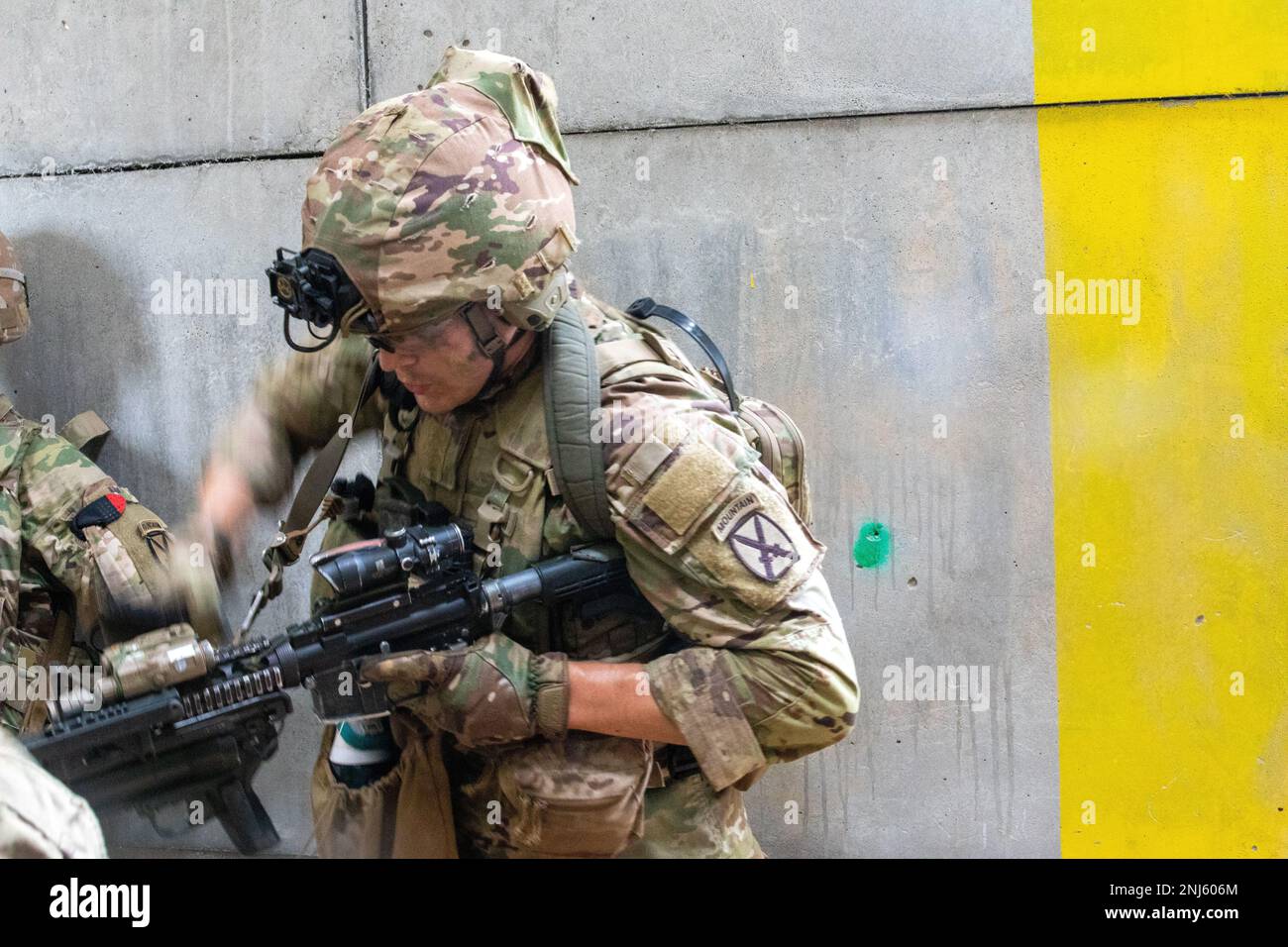 Les soldats du 2nd Bataillon, 87th Infantry Regiment, 2nd Brigade combat Team, 10th Mountain Division, effectuent un exercice de tir direct combiné (CALFEX) sur fort Drum, N.Y., du 3 au 5 août 2022. L'exercice consistait en un marcheur, un franchissement d'obstacles et une opération de défrichement avec appui au feu du 2nd Bataillon, 15th Régiment d'artillerie de campagne, 2nd équipe de combat de brigade, 10th MTN DIV, et 1st Bataillon, 10th Brigade d'aviation de combat, 10th MTN DIV. Banque D'Images