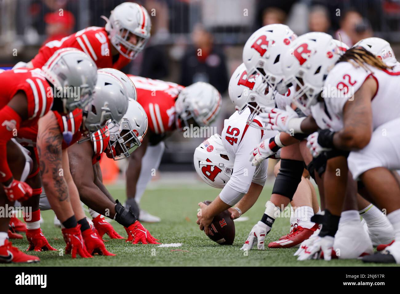 COLUMBUS, OH - OCTOBER 01: Rutgers Scarlet Knights and Ohio State Buckeyes players line up at the line of scrimmage during a college football game on October 1, 2022 at Ohio Stadium in Columbus, Ohio. (Photo by Joe Robbins/Icon Sportswire) (Icon Sportswire via AP Images) Banque D'Images