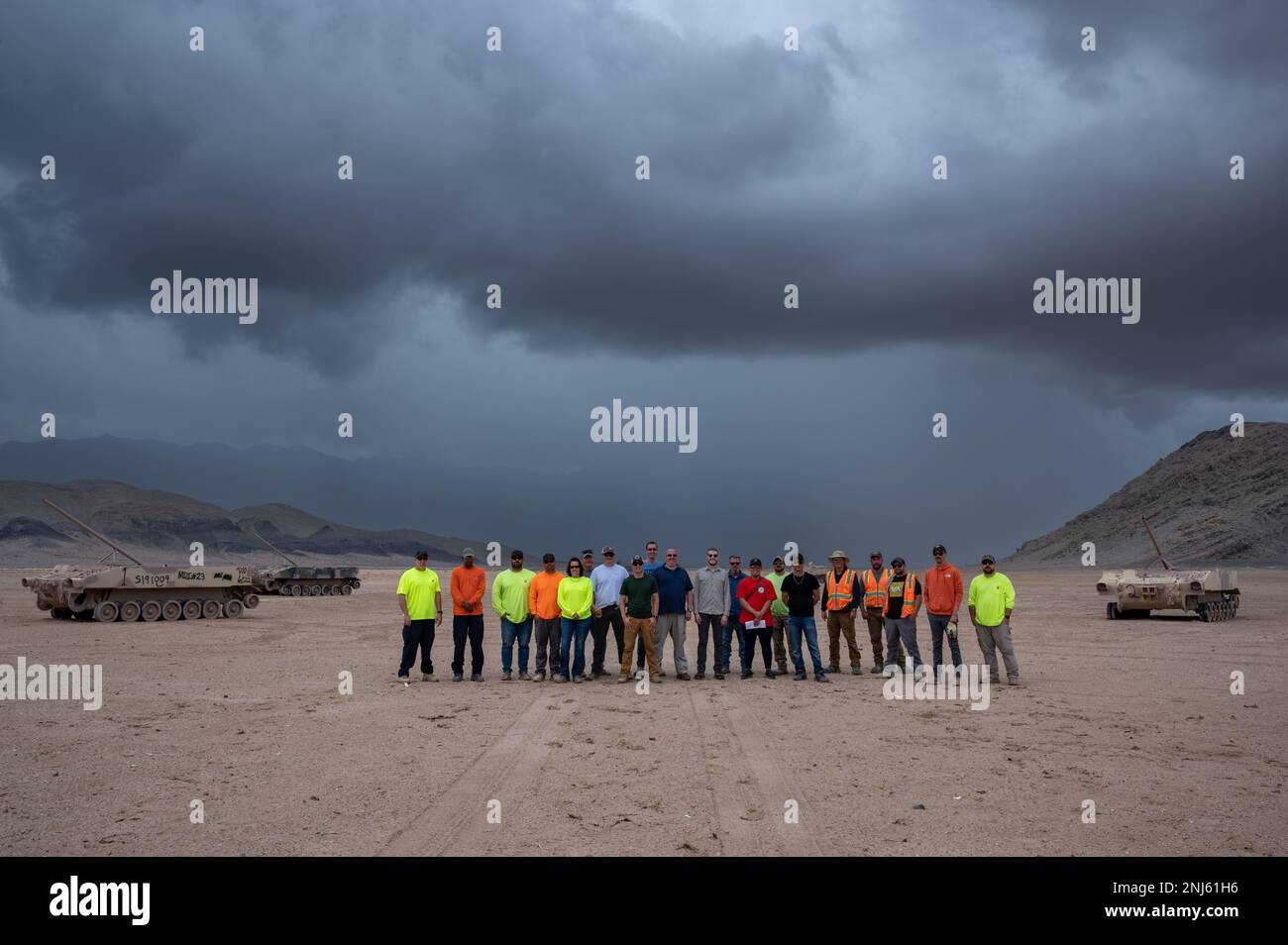 Tous les analystes d'Intel, affectés au 547th Intelligence Squadron, ainsi que le personnel et les sous-traitants du Nevada Test and Training Range posent pour une photo devant les cibles des représentants du renseignement au NTTR, Nevada, 5 août 2022. Les conceptions des cibles des représentants du renseignement créées par les analystes ont été mises en œuvre par les entrepreneurs et le personnel du NTTR pour aider les utilisateurs du NTTR au cours des missions de formation afin d'obtenir une expérience et des résultats réalistes. Banque D'Images