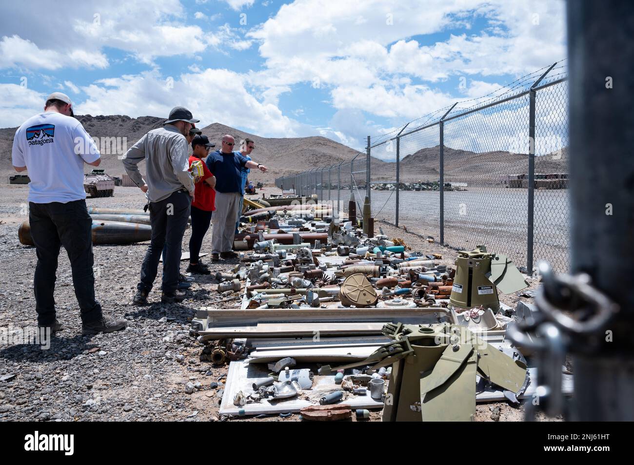 Le personnel de l'aire de test et de formation du Nevada et tous les analystes d'Intel, affectés au 547th Intelligence Squadron, font le tour de la zone de recyclage du NTTR, Nevada, 5 août 2022. Tout argent provenant de la vente des matériaux recyclables est ensuite remis dans les fonds du NTTR pour acheter de l'équipement. Banque D'Images