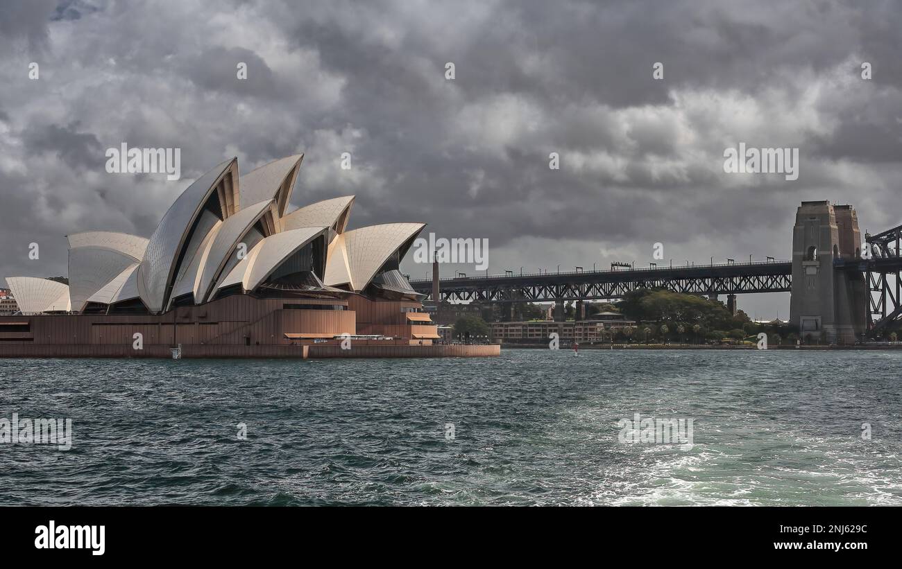 491 vue depuis la ne depuis le ferry pour Manly du pont du port de Sydney et du podium de l'Opéra et des toits de coquillages. NSW-Australie. Banque D'Images