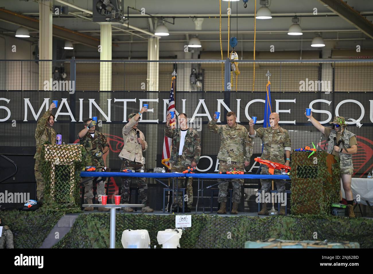 436th les dirigeants de l'aile Airlift lèvent leurs coupes pour honorer les prisonniers de guerre et les personnes disparues en action au combat Dining-In, sur la base aérienne de Douvres, Delaware, le 5 août 2022. Les aviateurs ont représenté leur groupe respectif dans une série de défis qui comprenaient des combats de remorqueurs de guerre et de coups de feu de nerf. Le rassemblement a donné aux commandants et à leurs aviateurs une chance d'interagir à titre non officiel. Banque D'Images
