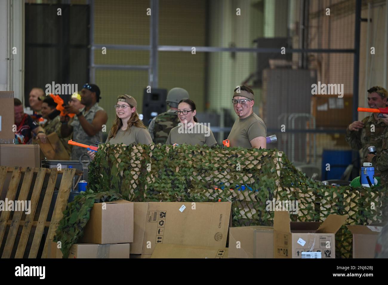 Les aviateurs Team Dover protègent la base fortifiée de leur groupe lors du combat Dining-In sur la base aérienne de Douvres, Delaware, le 5 août 2022. Les aviateurs ont représenté leur groupe respectif dans une série de défis qui comprenaient des combats de remorqueurs de guerre et de coups de feu de nerf. Le rassemblement a donné aux commandants et à leurs aviateurs une chance d'interagir à titre non officiel. Banque D'Images