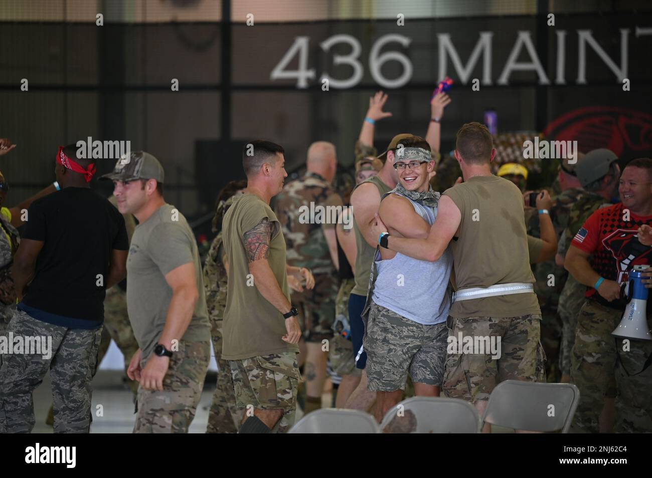 Les aviateurs de l'équipe de Douvres célèbrent une victoire de remorqueur de guerre lors du combat Dining-In sur la base aérienne de Douvres, Delaware, le 5 août 2022. Les aviateurs ont représenté leur groupe respectif dans une série de défis qui comprenaient des combats de remorqueurs de guerre et de coups de feu de nerf. Le rassemblement a donné aux commandants et à leurs aviateurs une chance d'interagir à titre non officiel. Banque D'Images