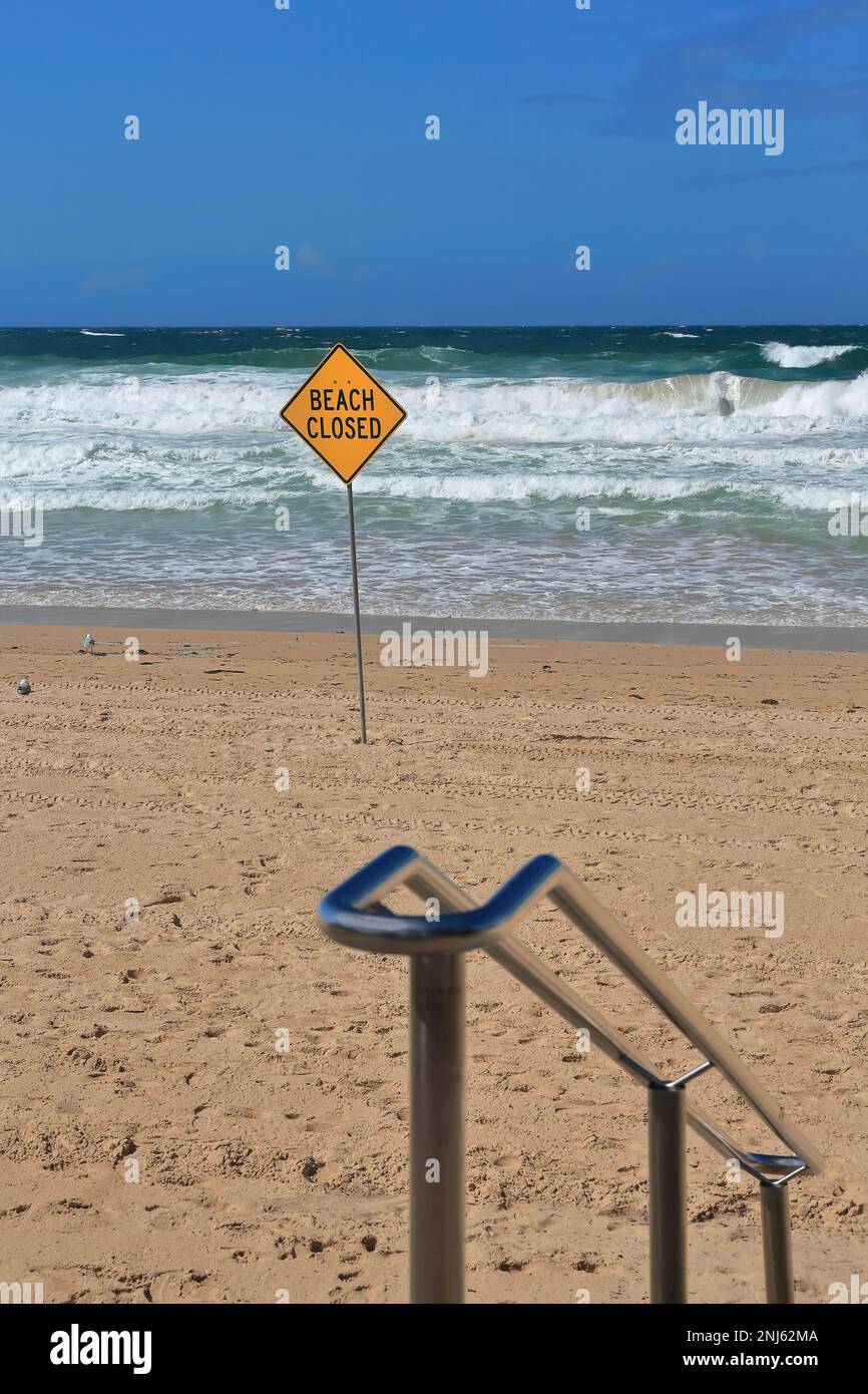 504 Manly Beach fermé en raison de mauvaises conditions de la mer - panneau jaune et planche de sauvetage blanche - main courante en acier inoxydable. Sydney-Australie. Banque D'Images