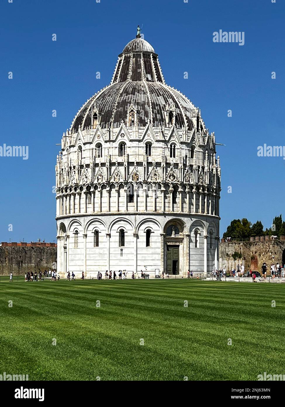 Vue sur le Baptistère de Pise de Saint John situé sur la Piazza dei Miracoli et en face du Duomo di Pisa. Banque D'Images