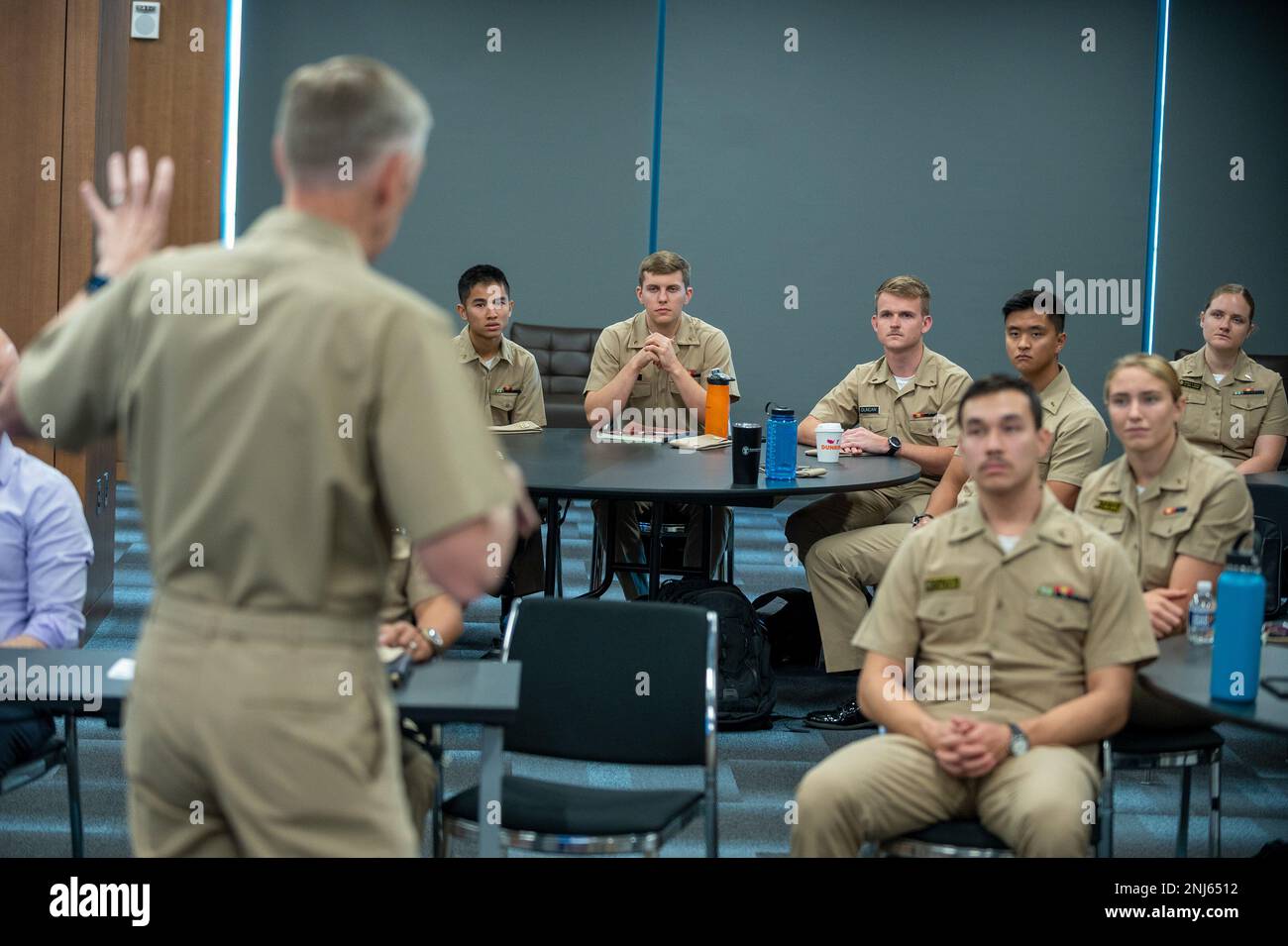 Lorin Selby, chef de la recherche navale, s'adresse aux jeunes diplômés de l'Académie navale des États-Unis après avoir donné leurs présentations sur les stupéfiants aux dirigeants de l'initiative SCOUTE. Plusieurs équipes se sont engagées dans un défi de conception d'une semaine : en commençant par des dizaines d'idées off-the-mur, l'USNA a gradé systématiquement et stratégiquement leurs idées en solutions qui soutiennent la zone d'opérations JIATF-S (AO), à savoir les mesures contre les stupéfiants en mer ouverte. Les solutions sont conçues pour relever le défi d'avoir des ressources limitées pour approcher un grand AO et être Banque D'Images