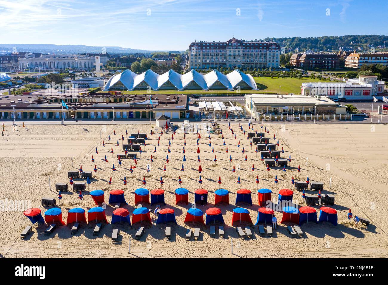 Vue aérienne Plage, Hôtel Royal Barriere et les Planges DEAUVILLE, Côte fleurie, Calvados Normany, France Banque D'Images