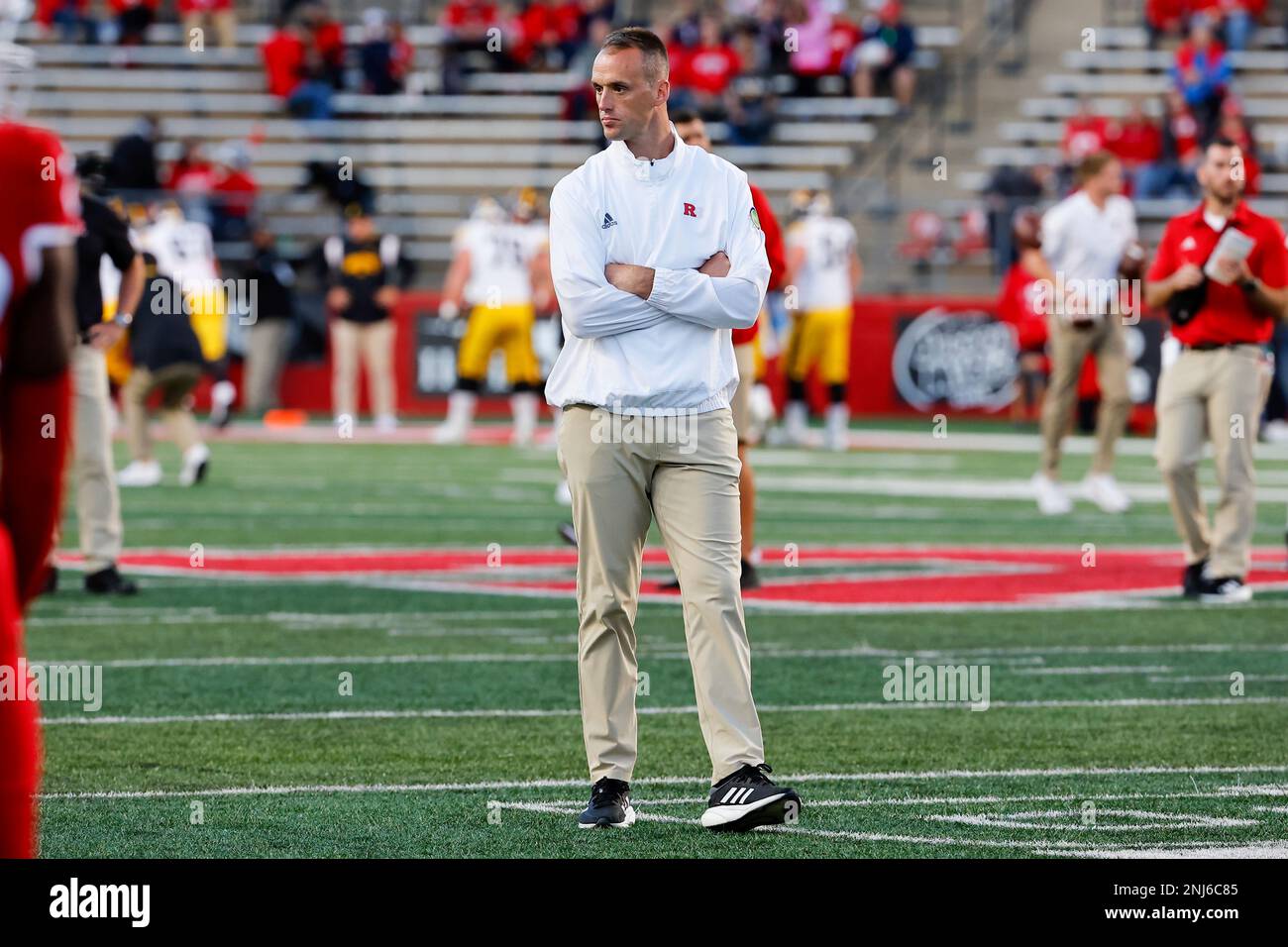PISCATAWAY, NJ - SEPTEMBER 24: Rutgers Scarlet Knights offensive coordinator Sean Gleeson prior to the college football game between the Rutgers Scarlet Knights and the Iowa Hawkeyes on September 24, 2022 at SHI Stadium in Piscataway, New Jersey. (Photo by Rich Graessle/Icon Sportswire) (Icon Sportswire via AP Images) Banque D'Images