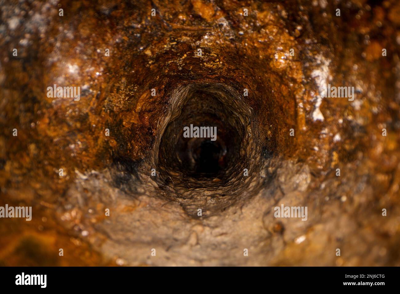 à l'intérieur de l'ancien tuyau de canalisation d'égout sale. tube d'évacuation en fonte rouillée Banque D'Images