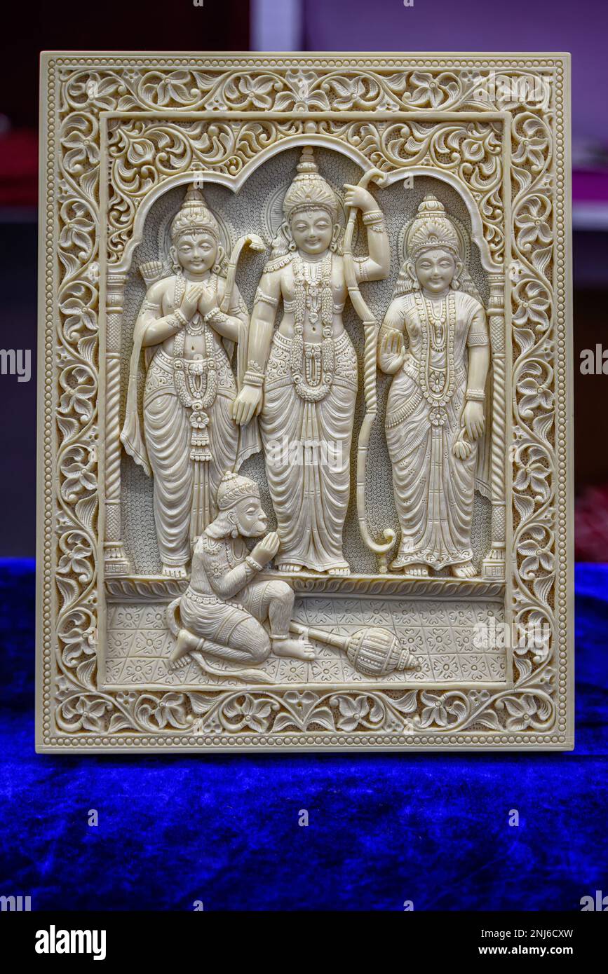 Photo d'une sculpture en pierre de Dieu hindou lord Rama, Lakshmana, Sita et Hanuman idoles exposées dans une boutique à vendre en arrière-plan flou. Art indien, Banque D'Images