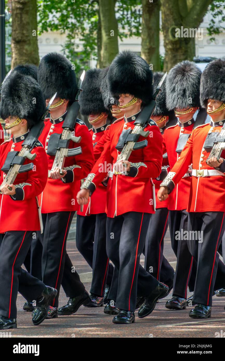 Les gardes britanniques royaux de la reine en uniforme rouge lors du défilé des gardes changeant sur le Mall à Londres, au Royaume-Uni, sur 18 mai 2022 Banque D'Images