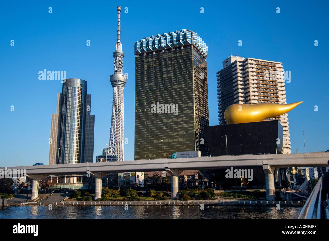 Horizon de Tokyo, Japon, sur la rivière Sumida avec la flamme dorée du Beer Hall Asahi. Banque D'Images