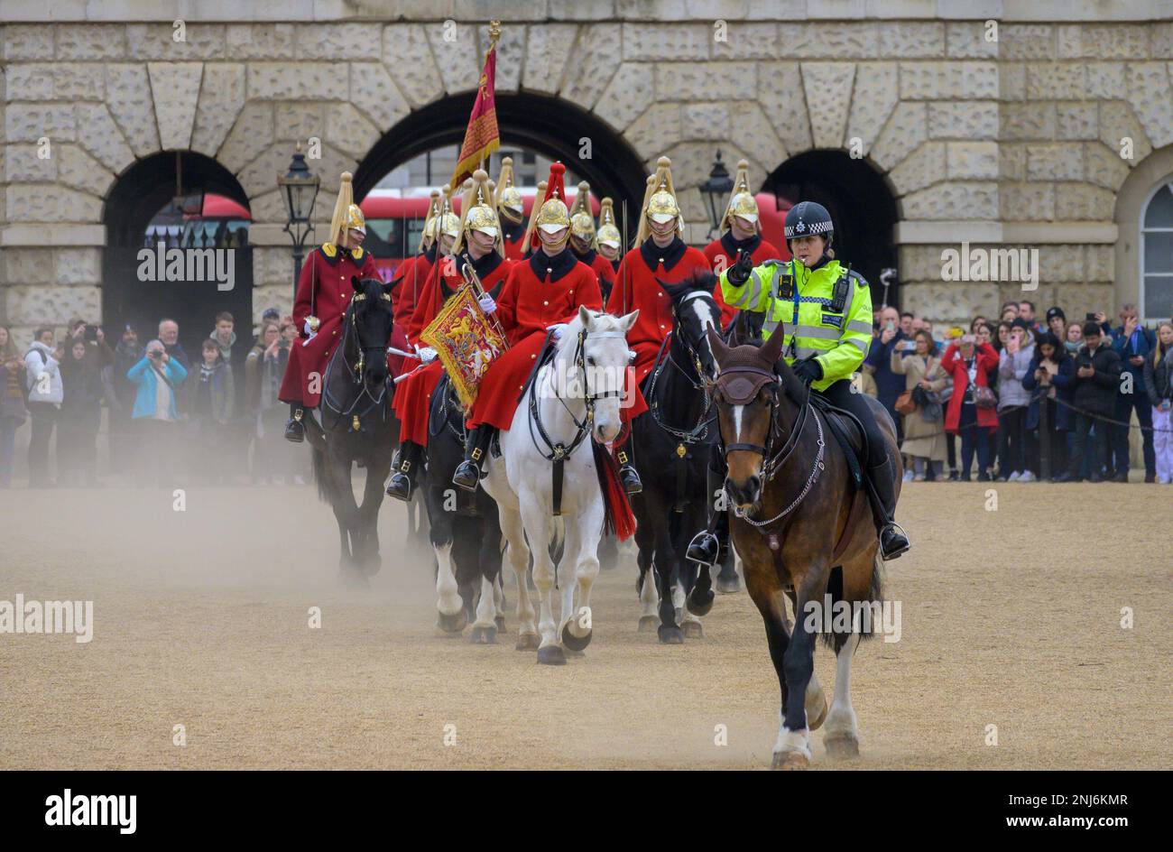 Londres, Angleterre, Royaume-Uni. La relève quotidienne de la garde sur la parade des gardes à cheval, Westminster. Protège-vie (plume pâle) Banque D'Images