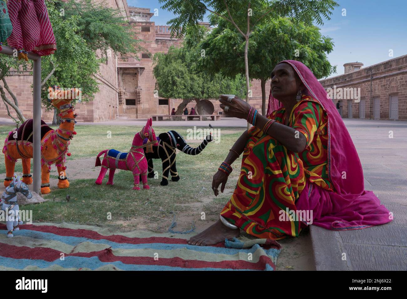 Jodhpur, Rajasthan, Inde - 19 octobre 2019 : une vieille femme Rajasthan vendant sa propre main fabrique des poupées colorées Rajasthsani de cheval et d'éléphant. Banque D'Images