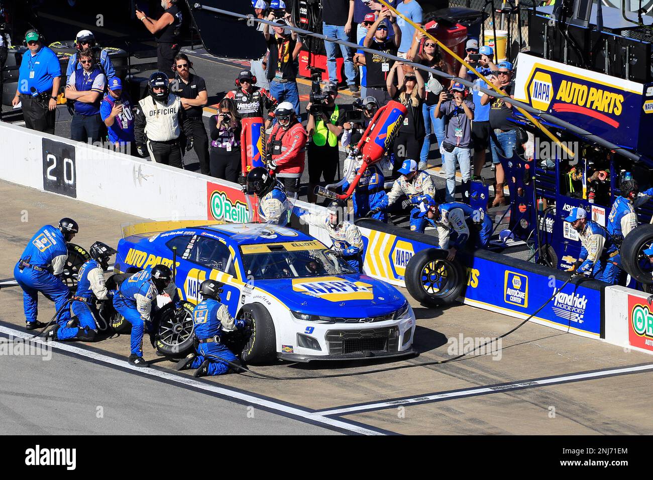 TALLADEGA, AL - OCTOBER 02: Chase Elliott (#9 Hendrick Motorsports NAPA Auto Parts Chevrolet Camaro) pits during the running of the Yellawood 500 NASCAR Cup Series Playoff race on October 2, 2022 at the Talladega Superspeedway in Lincoln, Alabama. (Photo by David J. Griffin/Icon Sportswire) (Icon Sportswire via AP Images) Banque D'Images