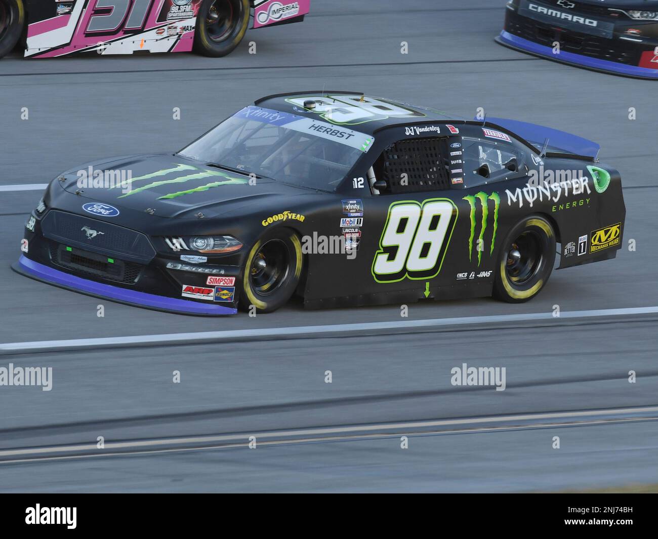 TALLADEGA, AL - OCTOBER 01: Riley Herbst (#98 Stewart Haas Racing Monster Energy Ford) races d during the running of the NASCAR Xfinity Series Sparks 300 on October 01, 2022, at Talladega Superspeedway in Talladega, AL. (Photo by Jeffrey Vest/Icon Sportswire) (Icon Sportswire via AP Images) Banque D'Images