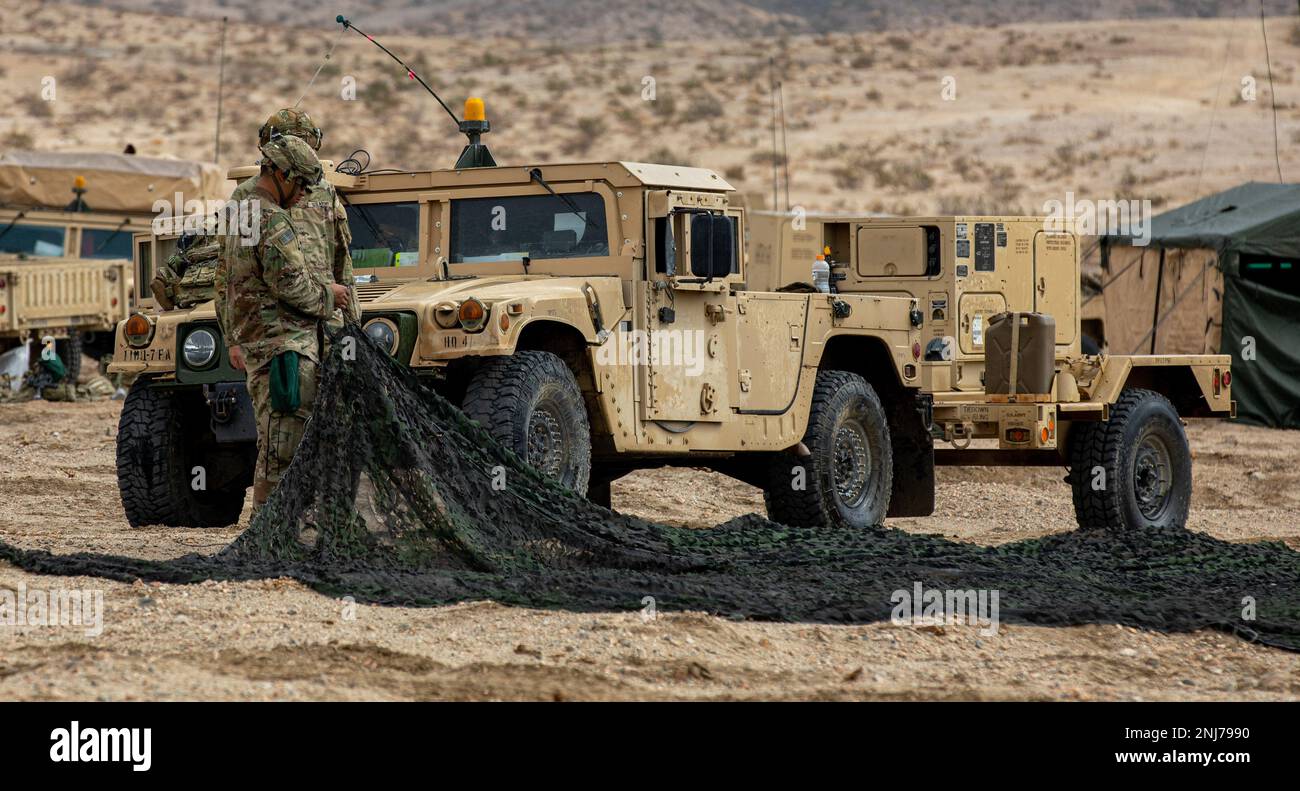 Les soldats affectés à l'équipe de combat de la Brigade blindée de 2nd, division d'infanterie de 1st, ont posé des filets de filet au Centre national d'entraînement de fort Irwin, Californie, 5 août 2022. Banque D'Images Les soldats affectés à l'équipe de combat de la Brigade blindée de 2nd, division d'infanterie de 1st, ont posé des filets de filet au Centre national d'entraînement de fort Irwin, Californie, 5 août 2022. Banque D'Images