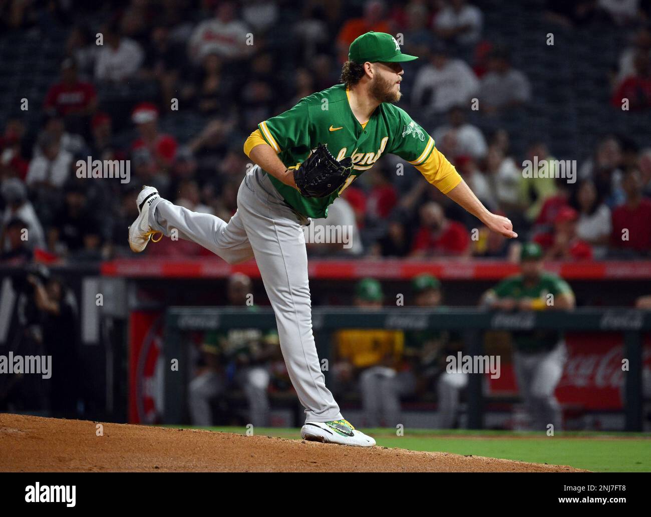 ANAHEIM, CA - SEPTEMBER 29: Oakland Athletics pitcher Cole Irvin (19) pitching in the first inning of an MLB baseball game against the Los Angeles Angels played on September 29, 2022 at Angel Stadium in Anaheim, CA. (Photo by John Cordes/Icon Sportswire) (Icon Sportswire via AP Images) Banque D'Images