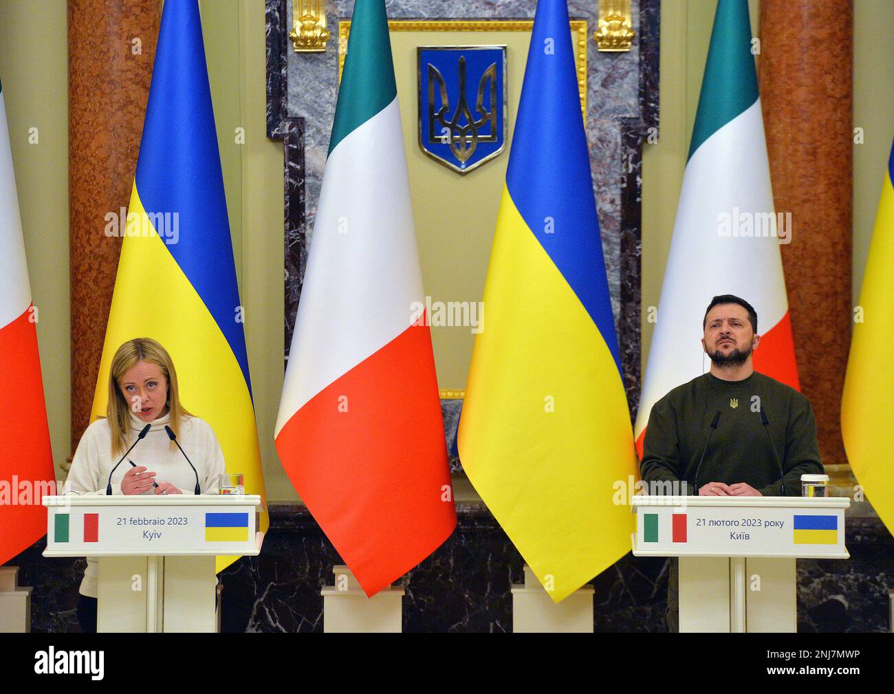 KIEV, UKRAINE - FÉVRIER 2023 - le président du Conseil des ministres de la République italienne Giorgia Meloni et le président de l'Ukraine Volodymyr Zelenskyy sont représentés lors d'une conférence de presse commune, Kiev, capitale de l'Ukraine. Banque D'Images