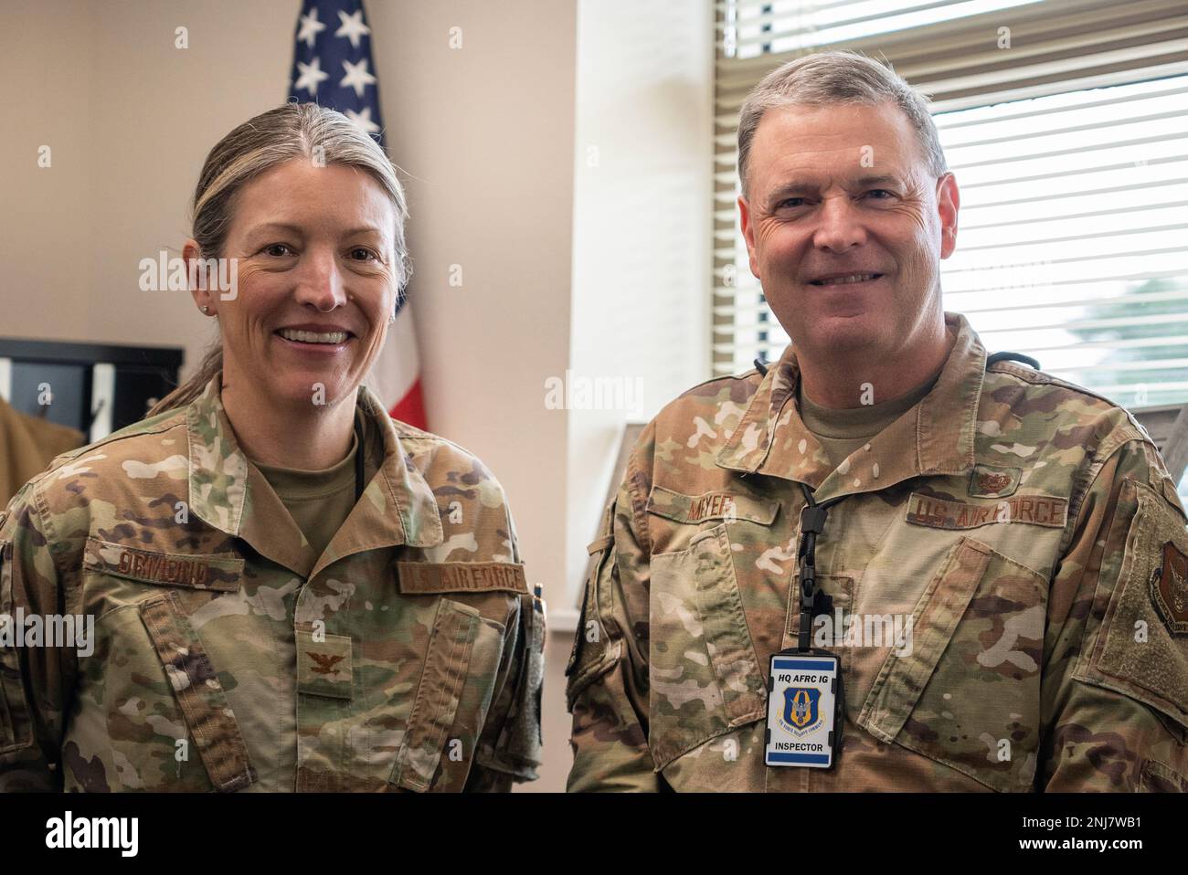 Le colonel Ginger Ormond, (à gauche) 919th Commandant du Groupe de maintenance des opérations spéciales, et le lieutenant-colonel Michael Meyer, inspecteur du juge-avocat du Commandement de la Réserve de la Force aérienne, prenez un moment pour prendre une photo à Duke Field, en Floride, le 5 août 2022. Des fonctionnaires de la CRFA ayant des spécialisations dans les domaines de carrière respectifs, en collaboration avec l’équipe de l’inspecteur général, ont travaillé avec les organismes de l’ensemble de la base pour évaluer la conformité aux règlements de la Force aérienne pendant l’inspection de l’efficacité de l’unité. Banque D'Images