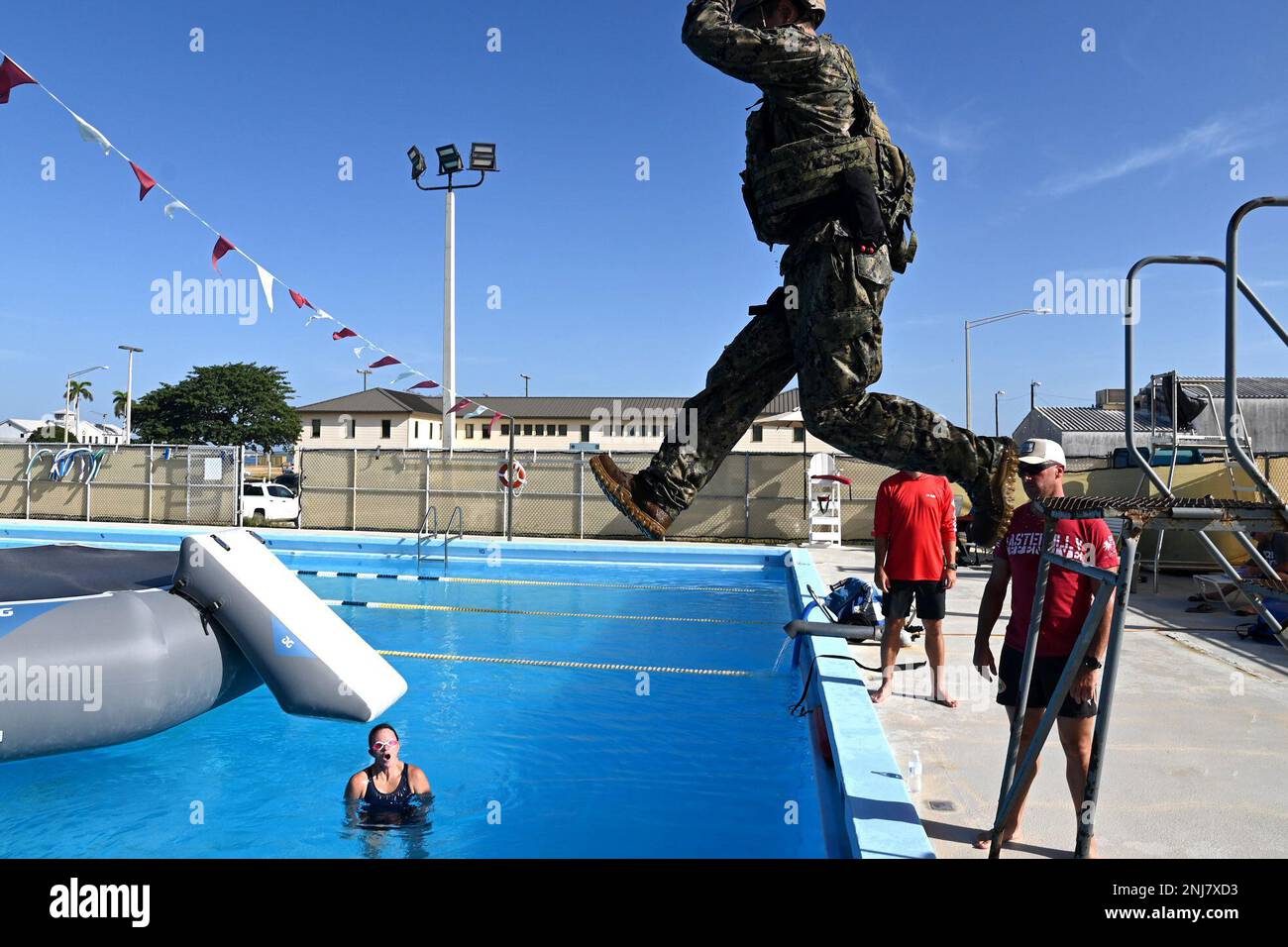 Un garde-côtes de l'unité de sécurité portuaire 307 pratique la survie en eau lorsqu'il est déployé à la station navale de Guantanamo Bay, Cuba, le 5 août 2022. Au cours de ce déploiement de neuf mois, les opérations de l'unité ont porté sur la défense maritime, fournissant plus de 30 000 heures de protection contre le terrorisme et la force au bord de l'eau et au bord de la mer. ÉTATS-UNIS Photo de la Garde côtière par le lieutenant Cmdr. Glenn Sanchez. Banque D'Images