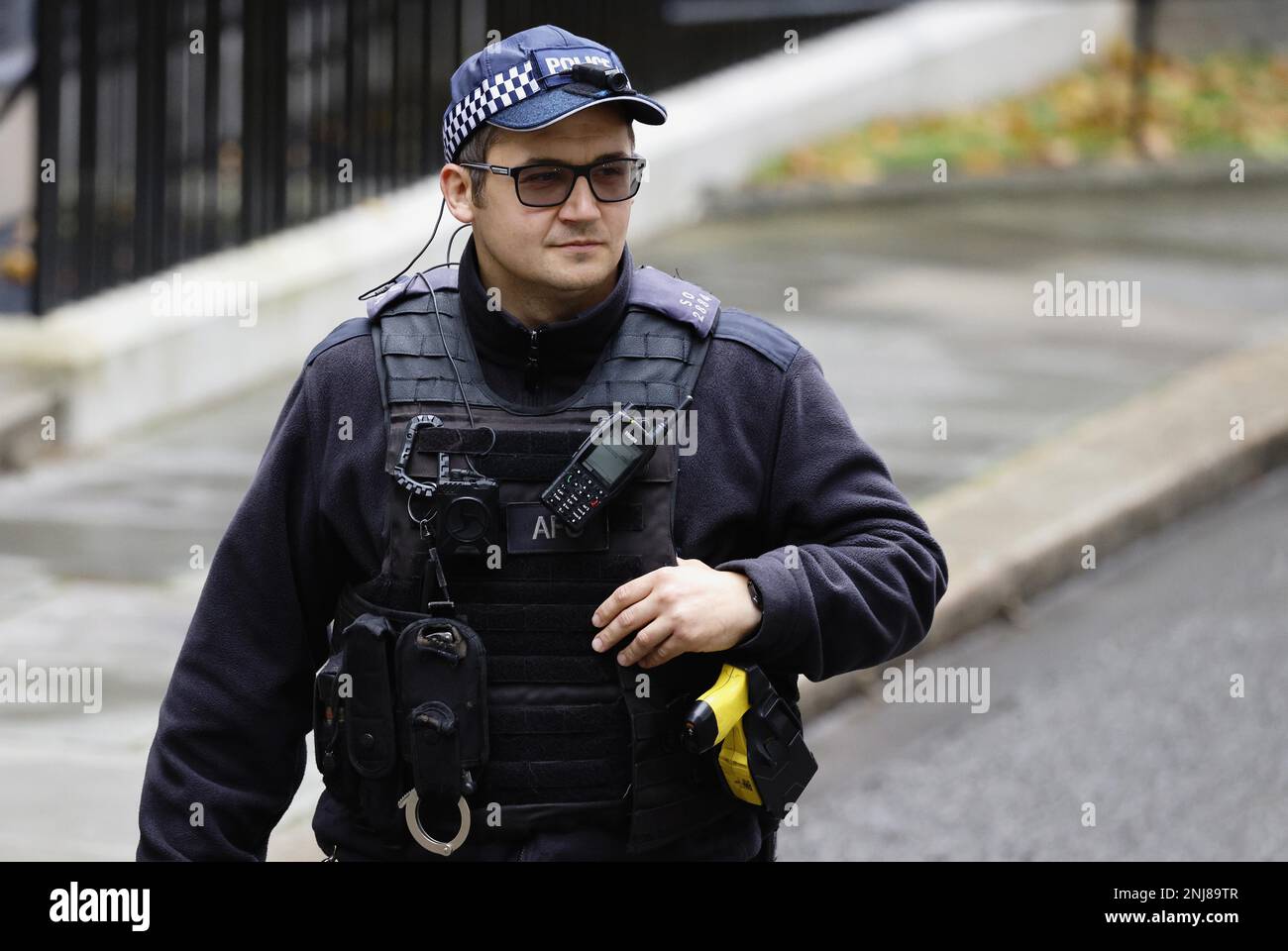 Angleterre, Londres, Westminster, Downing Street, AFO policier portant une protection du corps et une casquette de baseball. Banque D'Images