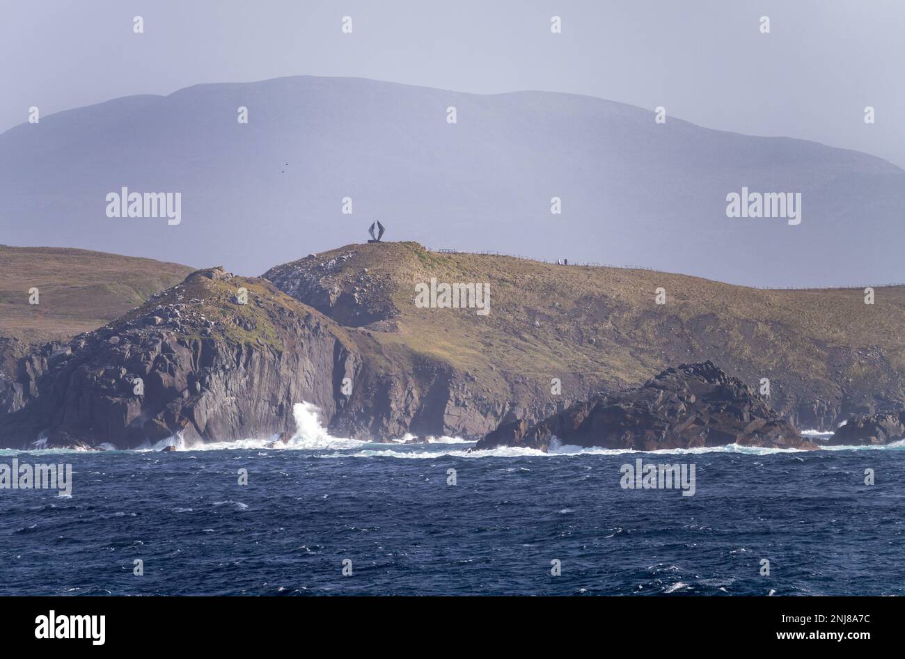 Monument sur les falaises de Cape Horn dépeint albatros en vol Banque D'Images