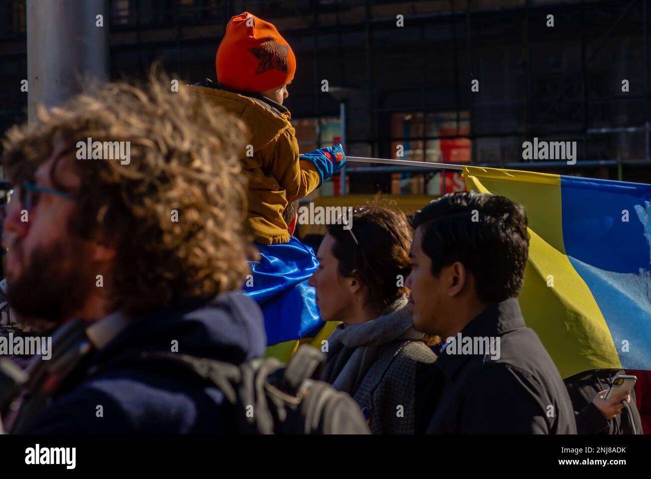 27 février 2022, Dam Square, Amsterdam, pays-Bas, manifestation pacifique contre la guerre en Ukraine, portant des drapeaux d'Ukraine, des ballons jaunes et bleus, et Banque D'Images