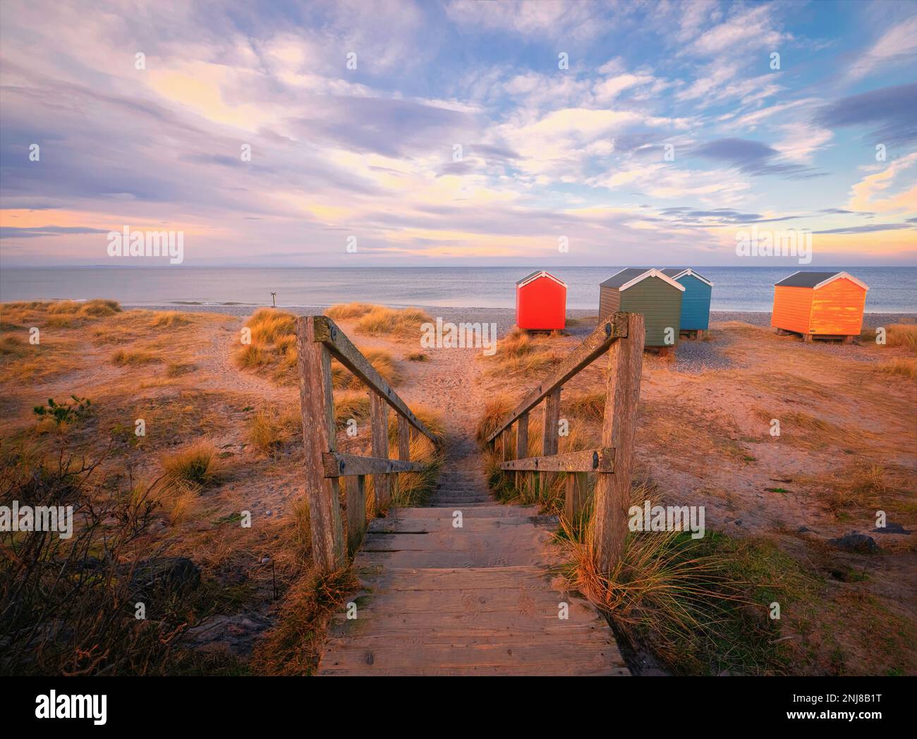 Les marches vous invitent à vous promener et à profiter de la belle plage de sable de Findhorn. Banque D'Images