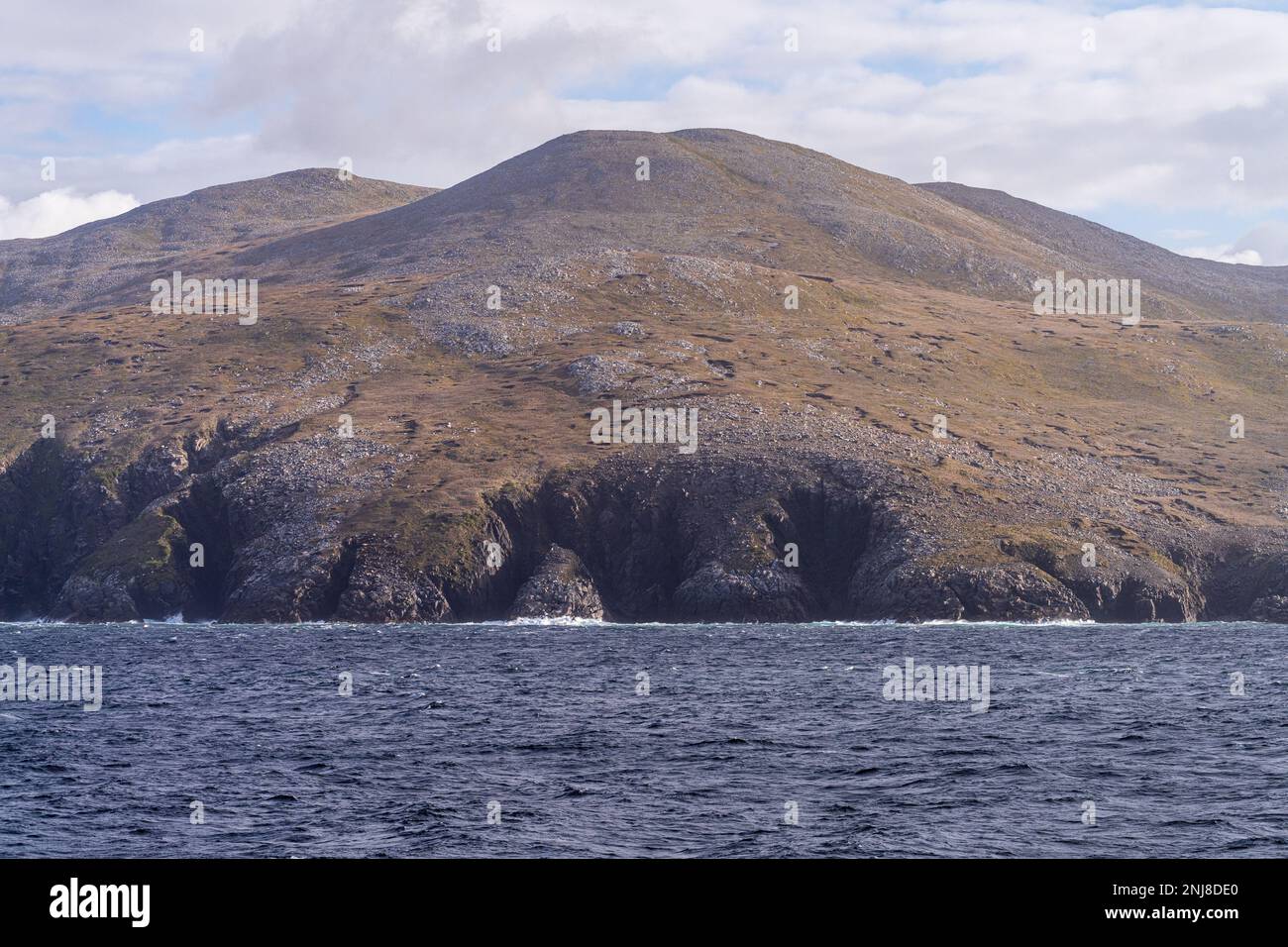Collines et falaises balayées par le vent sur l'île Hornos au Chili près de Cape Horn Banque D'Images