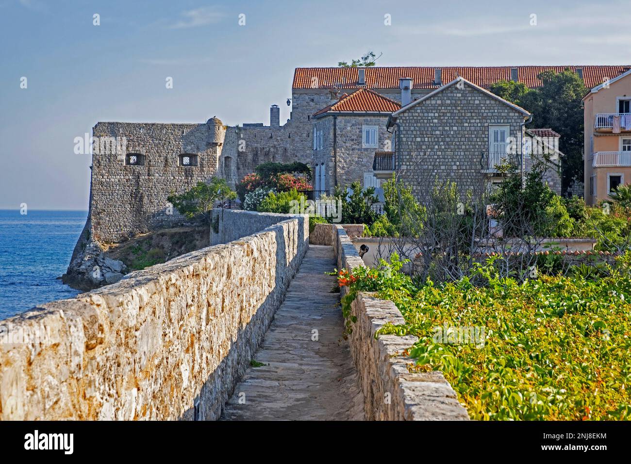 Mur vénitien de la ville de Budua à la ville médiévale de Budva le long de la mer Adriatique, Monténégro Banque D'Images