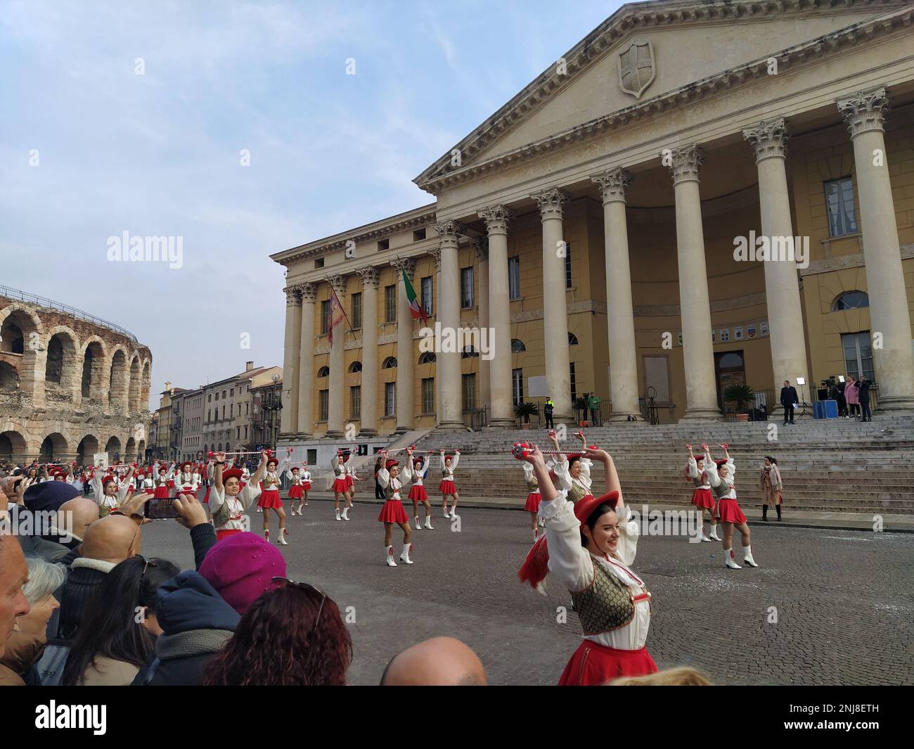 VÉRONE, ITALIE-FÉVRIER 2023 : les chars et les masques défilent pendant le carnaval de la ville de Vérone en février 2023 Banque D'Images