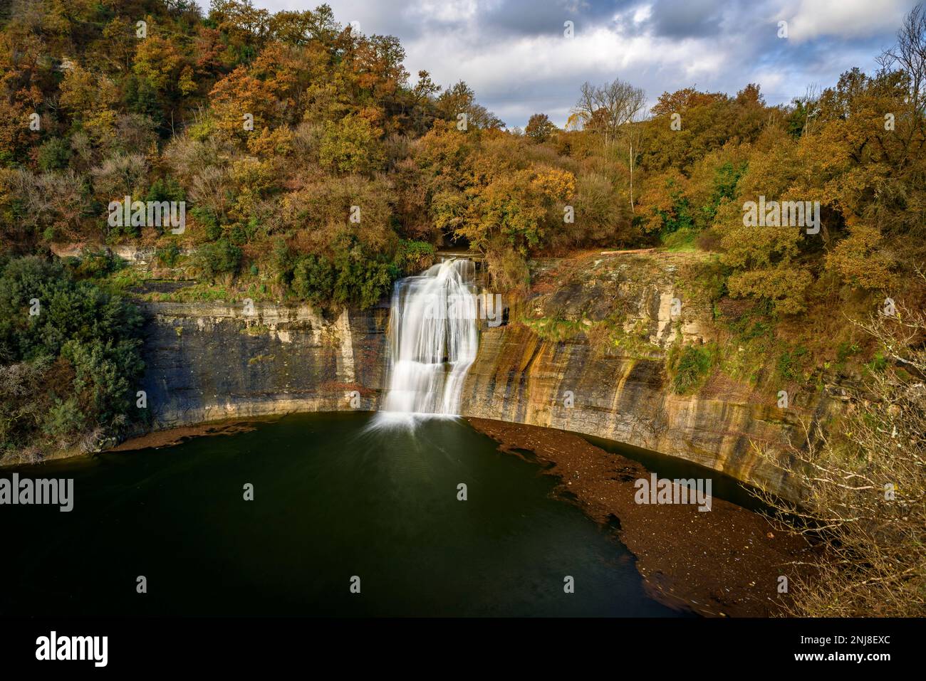 Cascade Salt del Cabrit, qui tombe directement dans les eaux du réservoir de Sau, à Sant Martí Sescortes (Collsacabra, Catalogne, Espagne) Banque D'Images