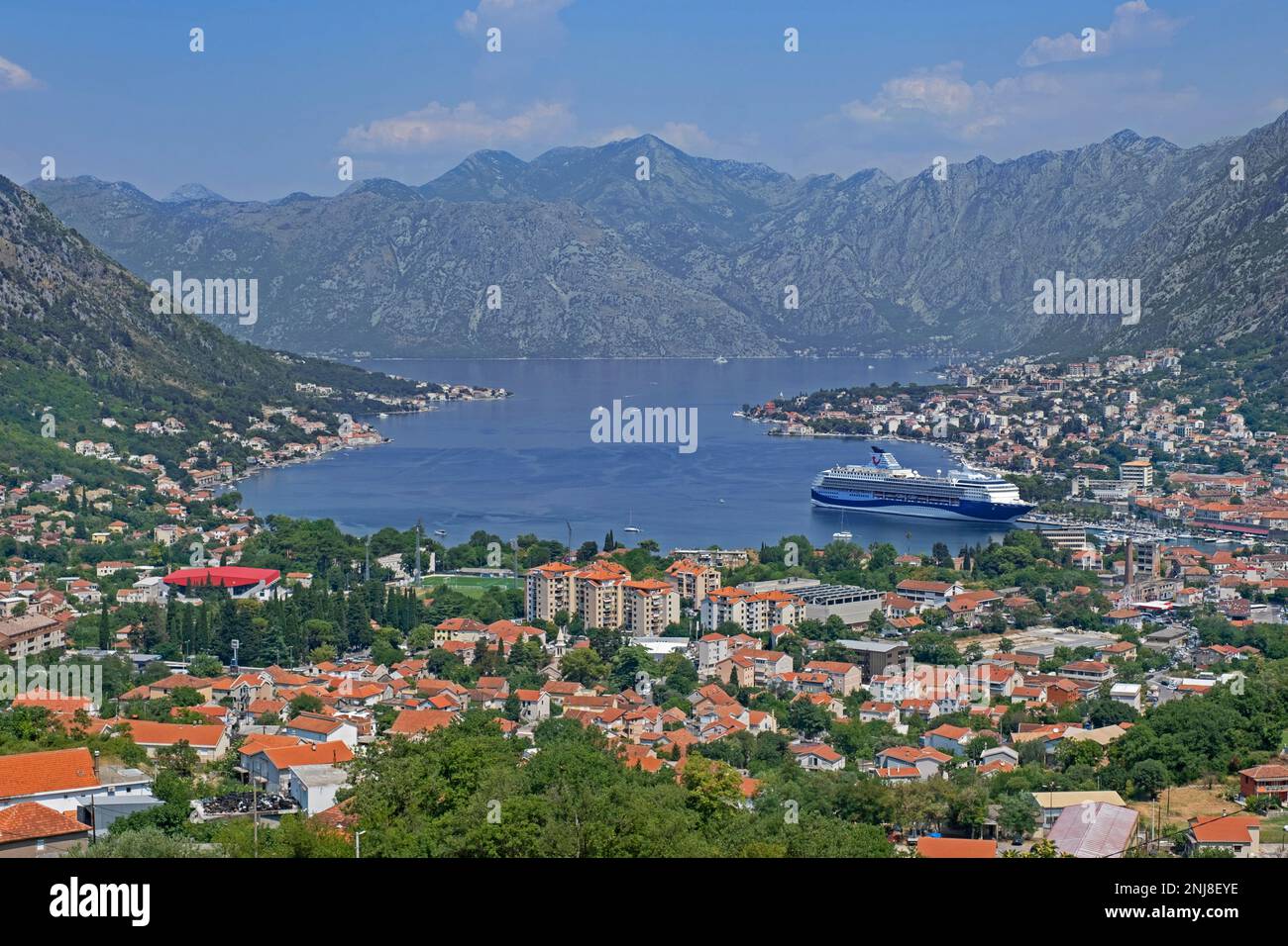 Vue sur la ville de Kotor et bateau de croisière amarré dans le port méditerranéen sur la baie de Kotor / Boka dans la mer Adriatique, au sud-ouest du Monténégro Banque D'Images