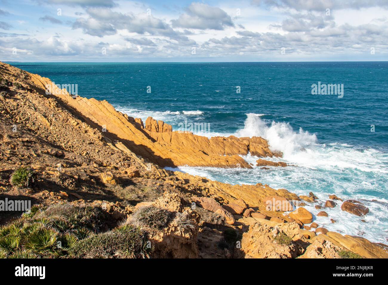 Port aux Princes, Tunisie, falaises et rochers, paysage de la mer Méditerranée avec beau ciel bleu. Escapade céleste. Takelsa Banque D'Images