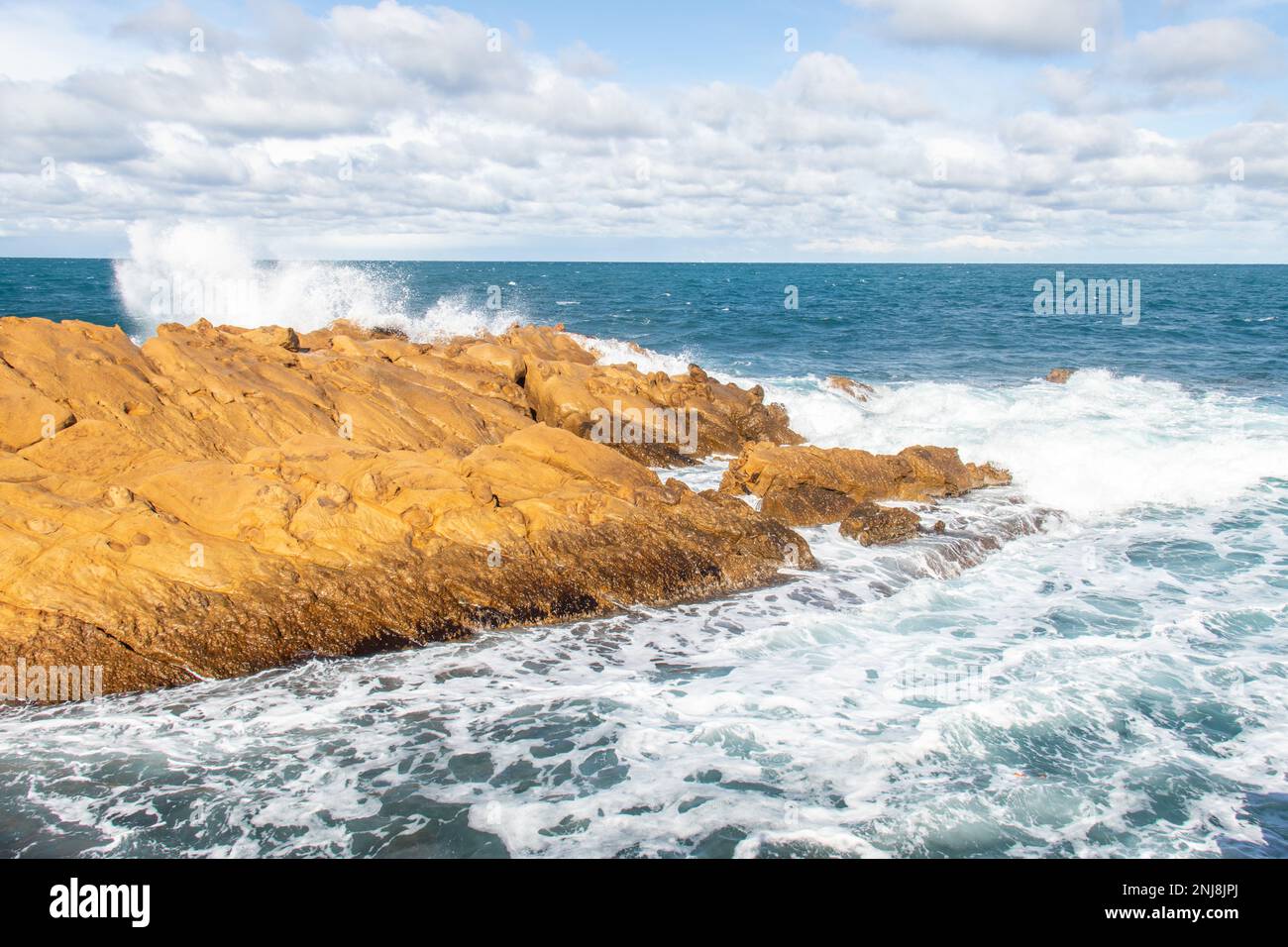 Port aux Princes, Tunisie, falaises et rochers, paysage de la mer Méditerranée avec beau ciel bleu. Escapade céleste. Takelsa Banque D'Images
