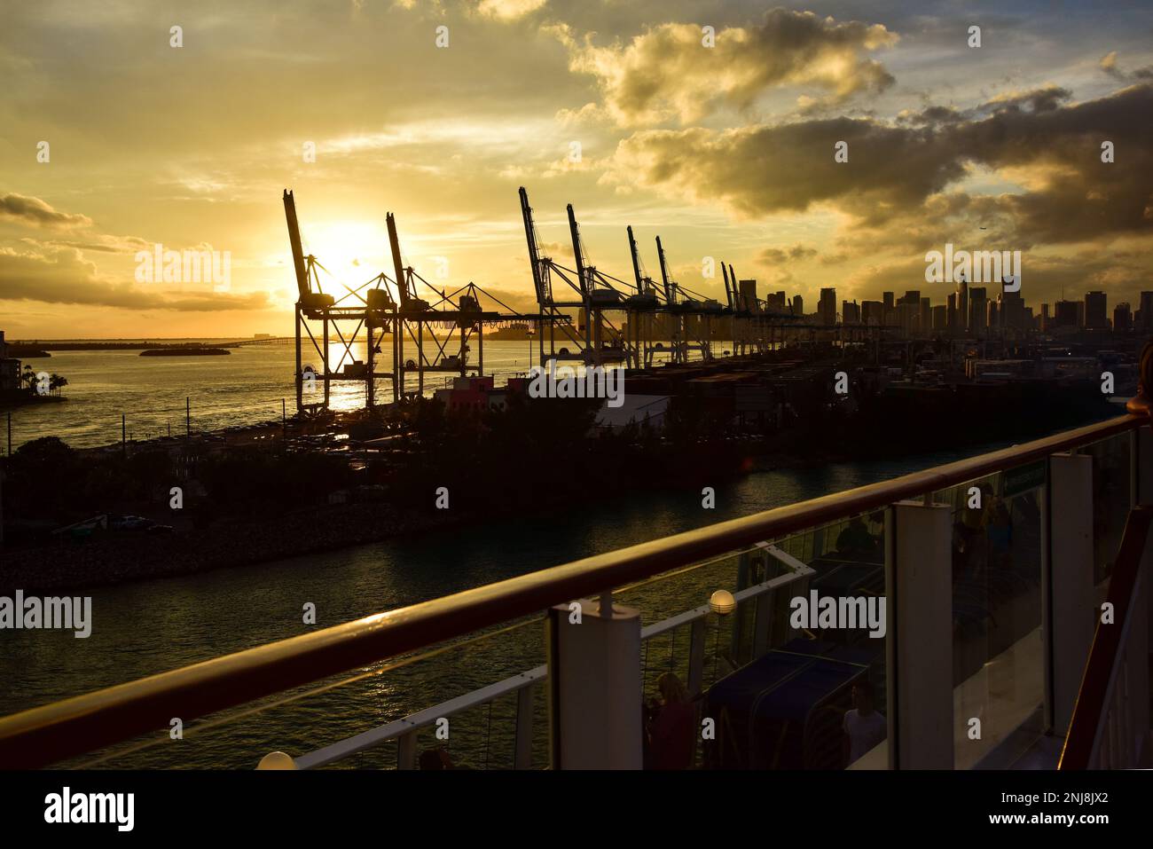 Port de Miami au coucher du soleil vu du bateau de croisière. Banque D'Images