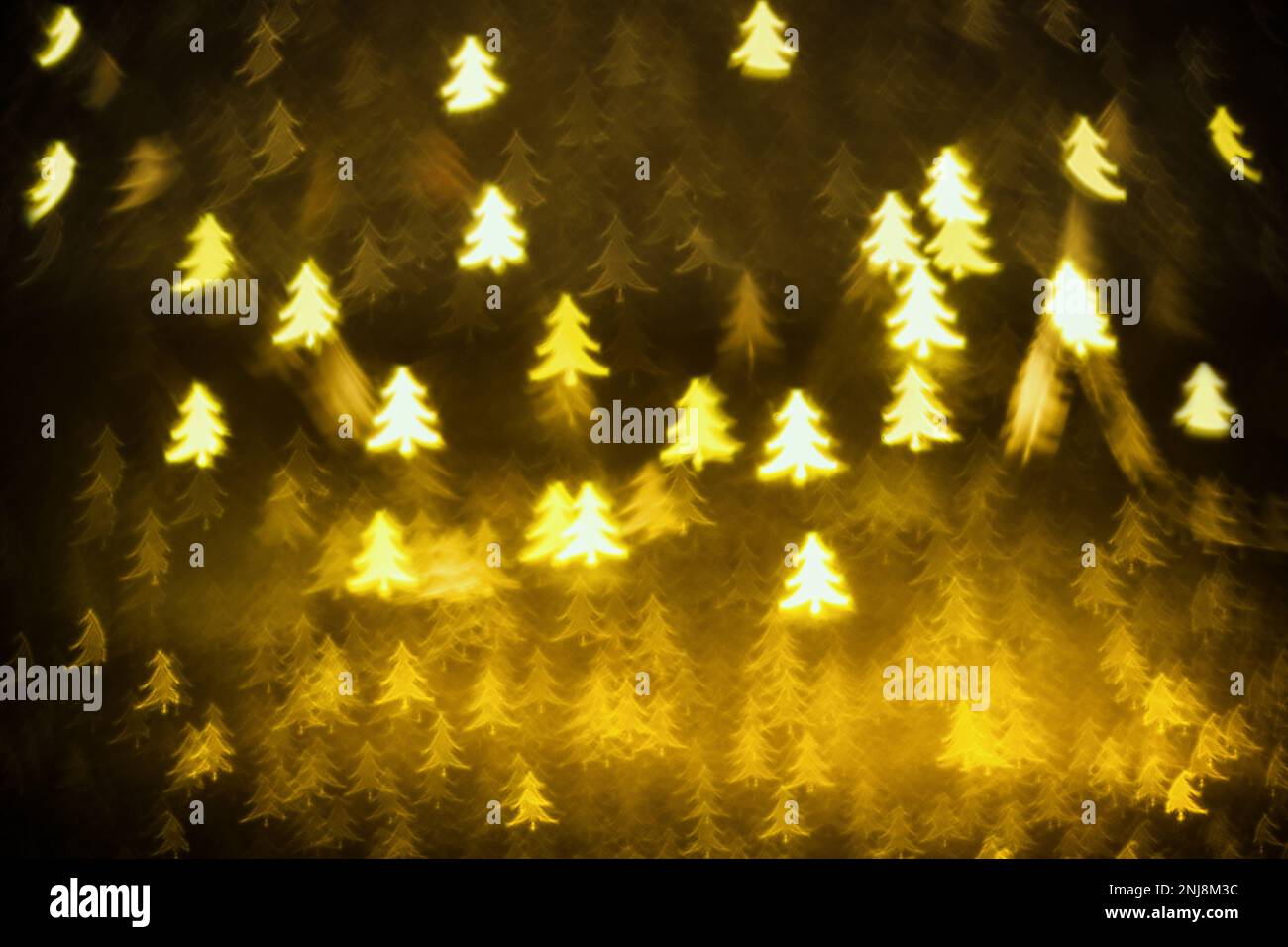Fond doré étincelant avec arbres de Noël.Texture scintillante avec le bokeh et les lumières, feuille d'or en métal brillant Banque D'Images