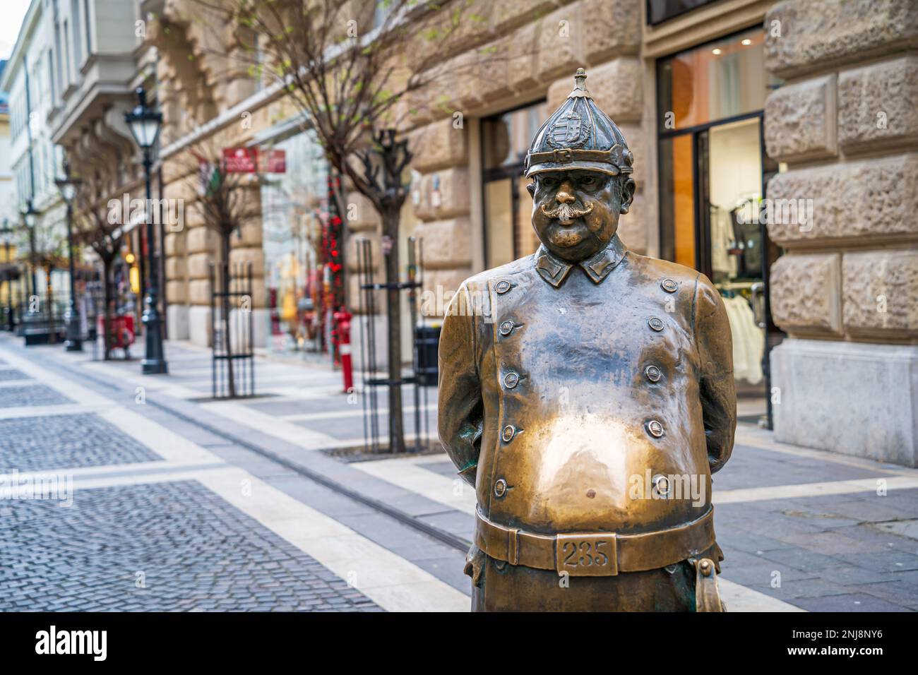 La statue de bronze Fat policeman avec un ventre brillant à Budapest. Frotter son estomac est dit d'apporter Bonne chance. Budapest, Hongrie - 3 février 2023. Banque D'Images