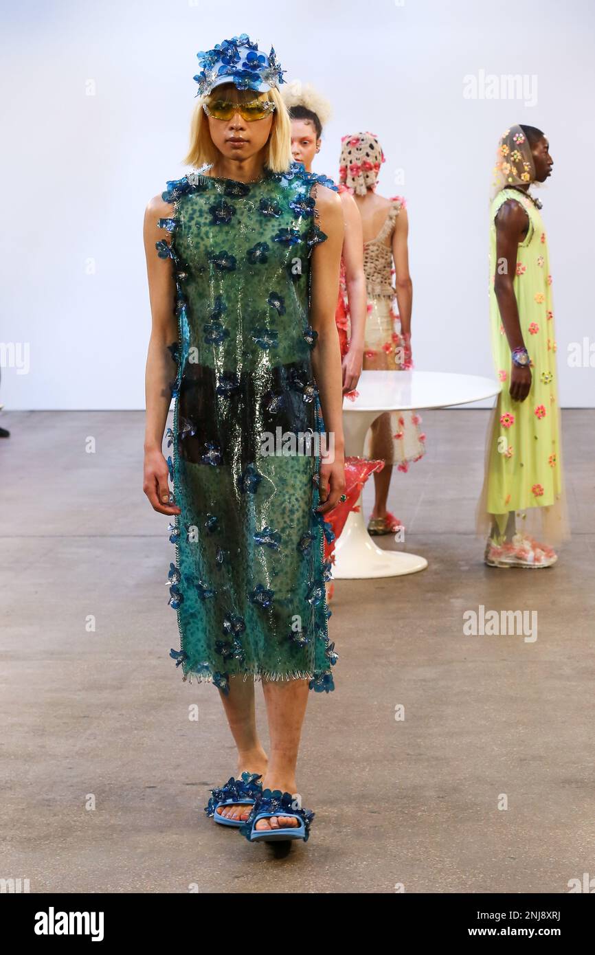 Des modèles marchent sur la piste portant une tenue de Mata Durikovic du Conseil slovaque de la mode au salon de la mode Madbymad pendant la semaine de la mode de Londres (LFW) au Fashion Scout. Les tenues MADBYMAD se concentrent sur la mode de luxe durable, en utilisant le bioplastique comme cuir de remplacement bioplastique cristal avec 3D broderie en combinaison avec les déchets de cristal Swarovski recyclés et en utilisant des techniques zéro déchet comme le tricot et le crochet. Banque D'Images